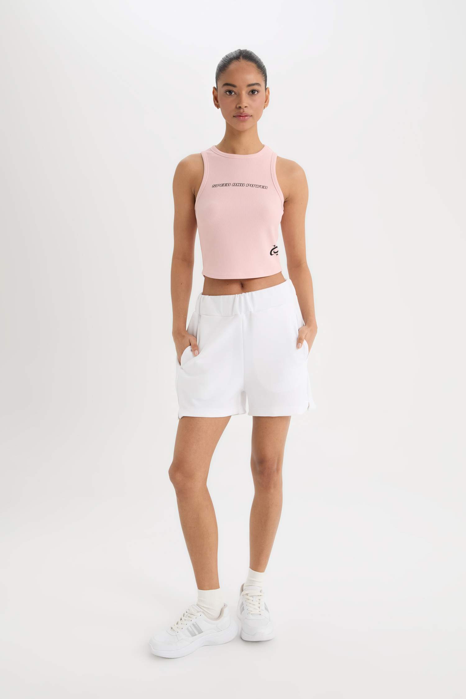 كروب توب رياضي برقبة مستديرة بدون كم من DeFactoFit