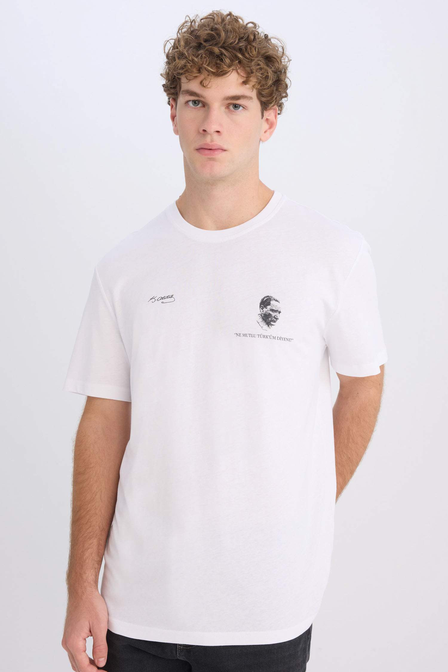 تي شيرت نص ردن مطبوع بياخة مستديرة وقصة عادية