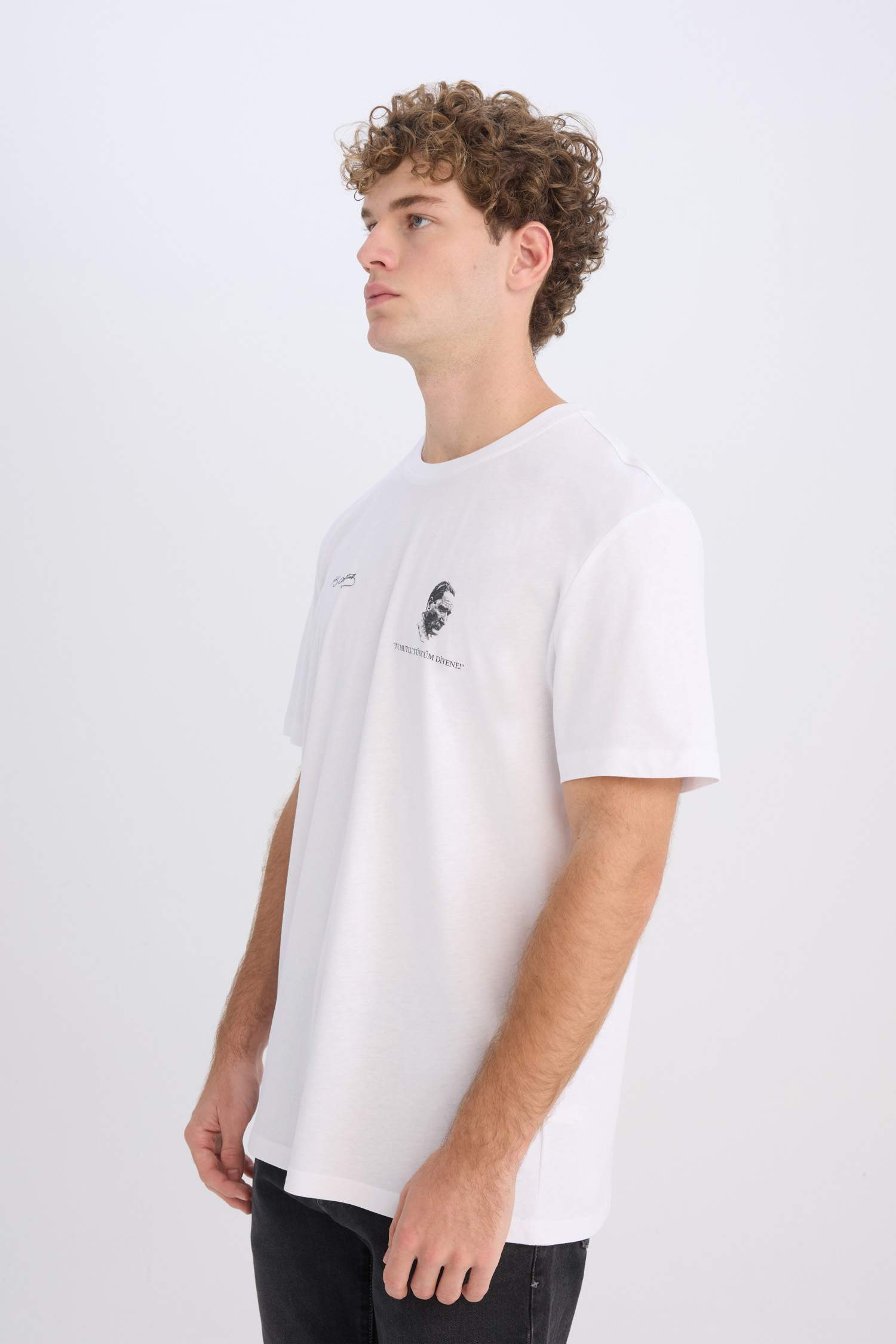 تي شيرت نص ردن مطبوع بياخة مستديرة وقصة عادية