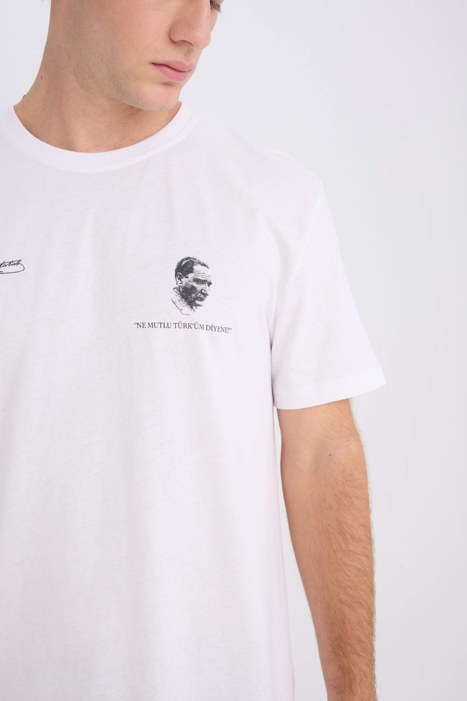 تي شيرت نص ردن مطبوع بياخة مستديرة وقصة عادية