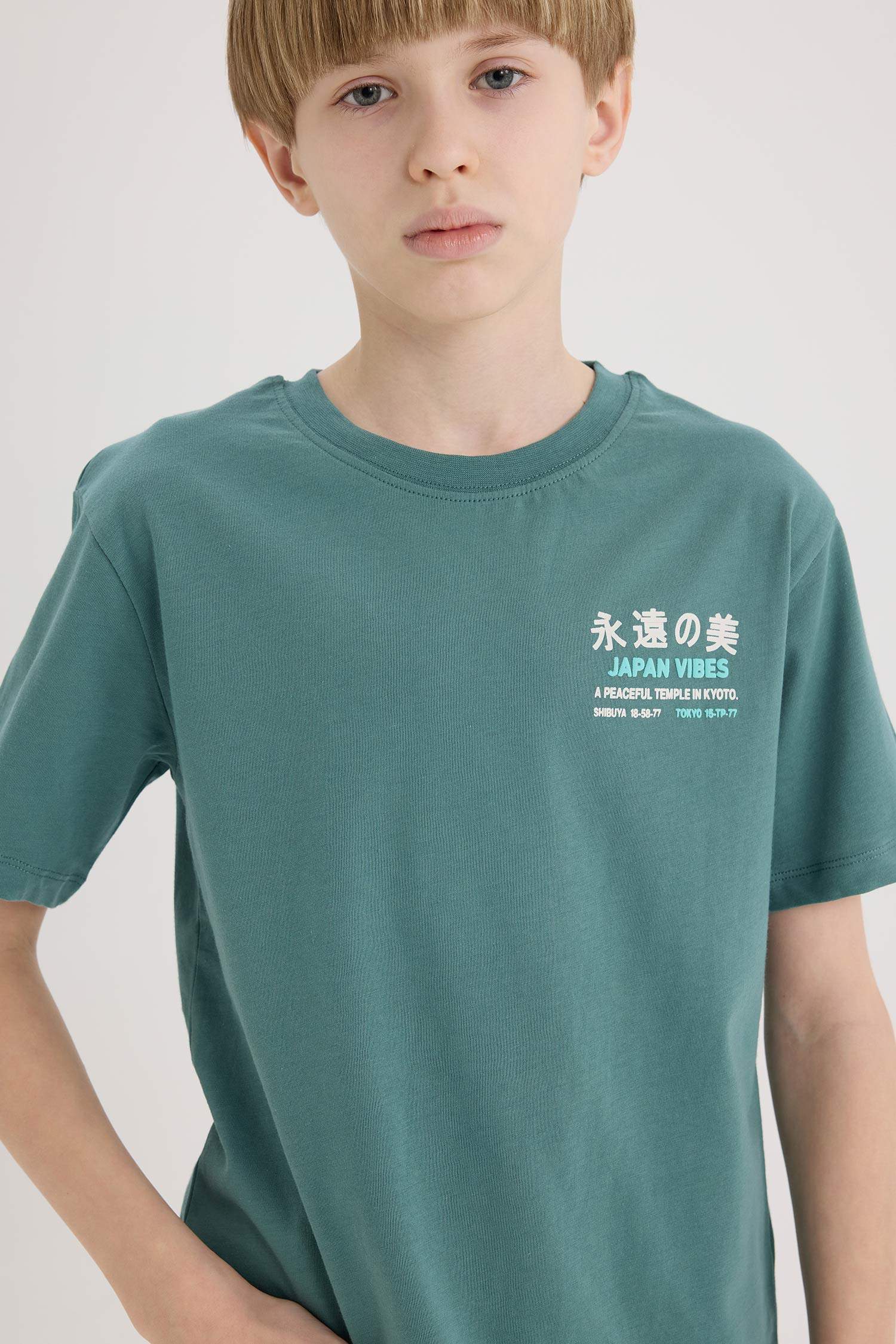 Ұлдарға дөңгелек жаға басып шығарылған қысқа жеңді Қысқа жеңді футболка