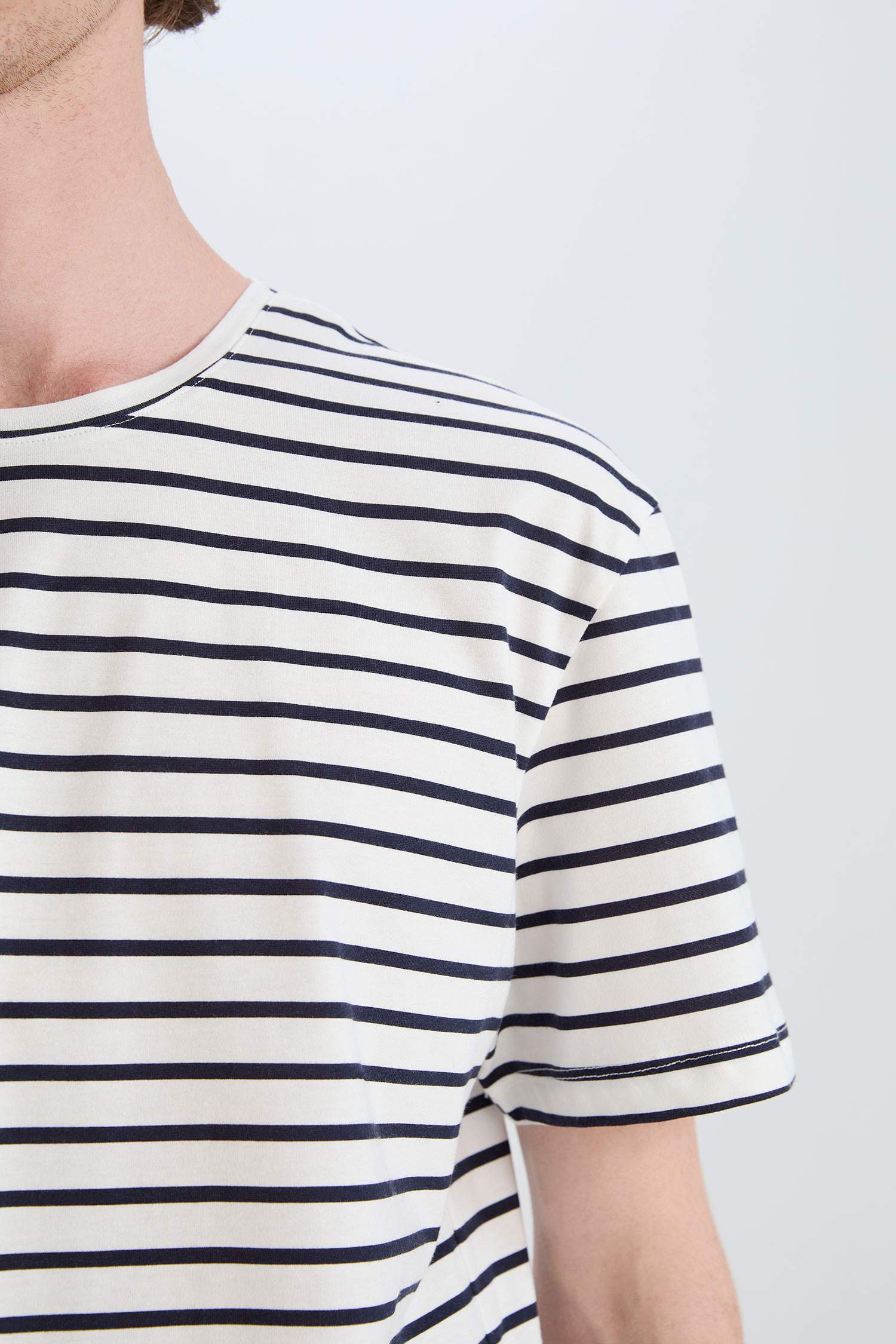 تيشيرت مخطط نص ردن قصة عادية بياخة مستديرة