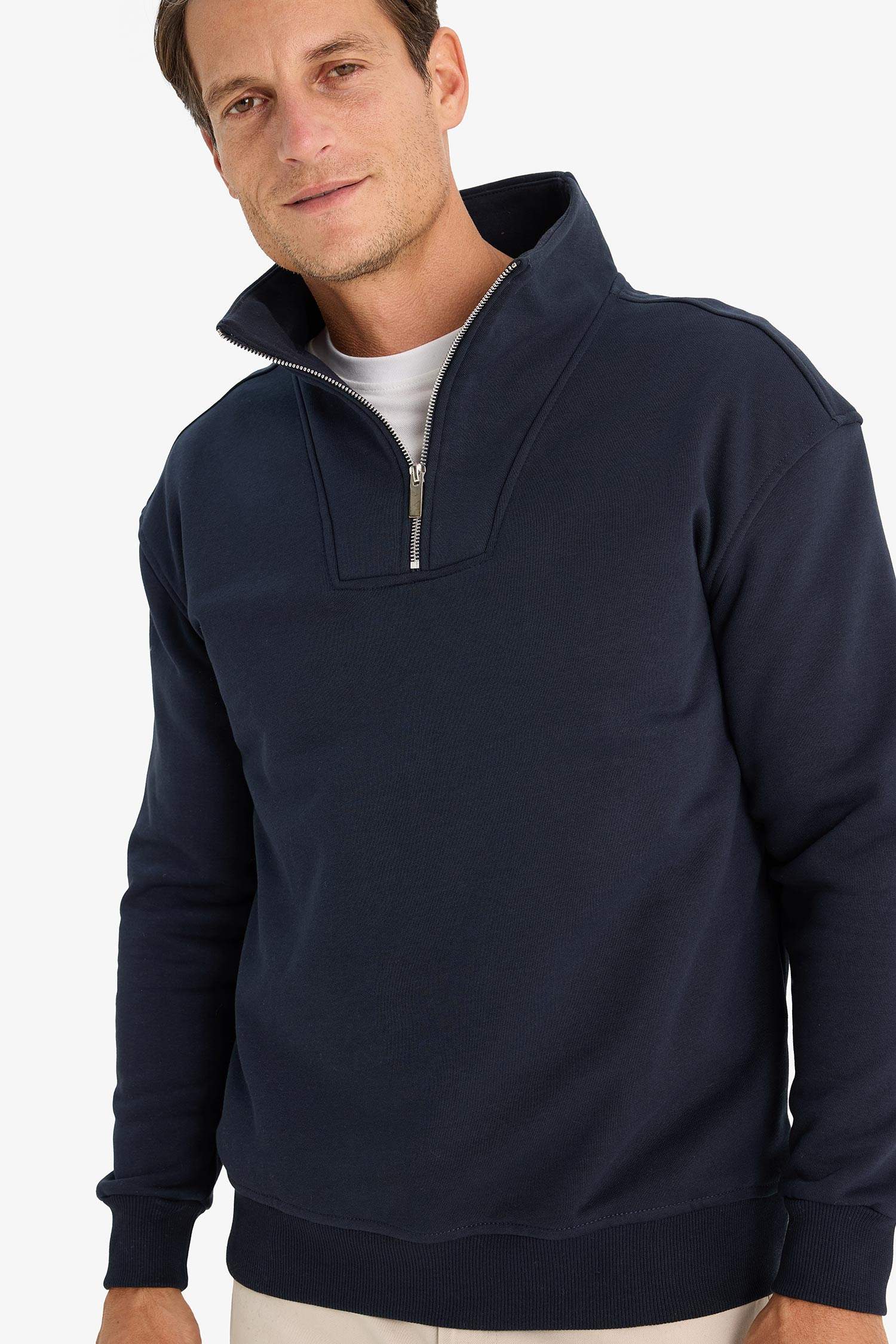 سويت شيرت تقيل بيزك قصة مريحة بياقة عالية