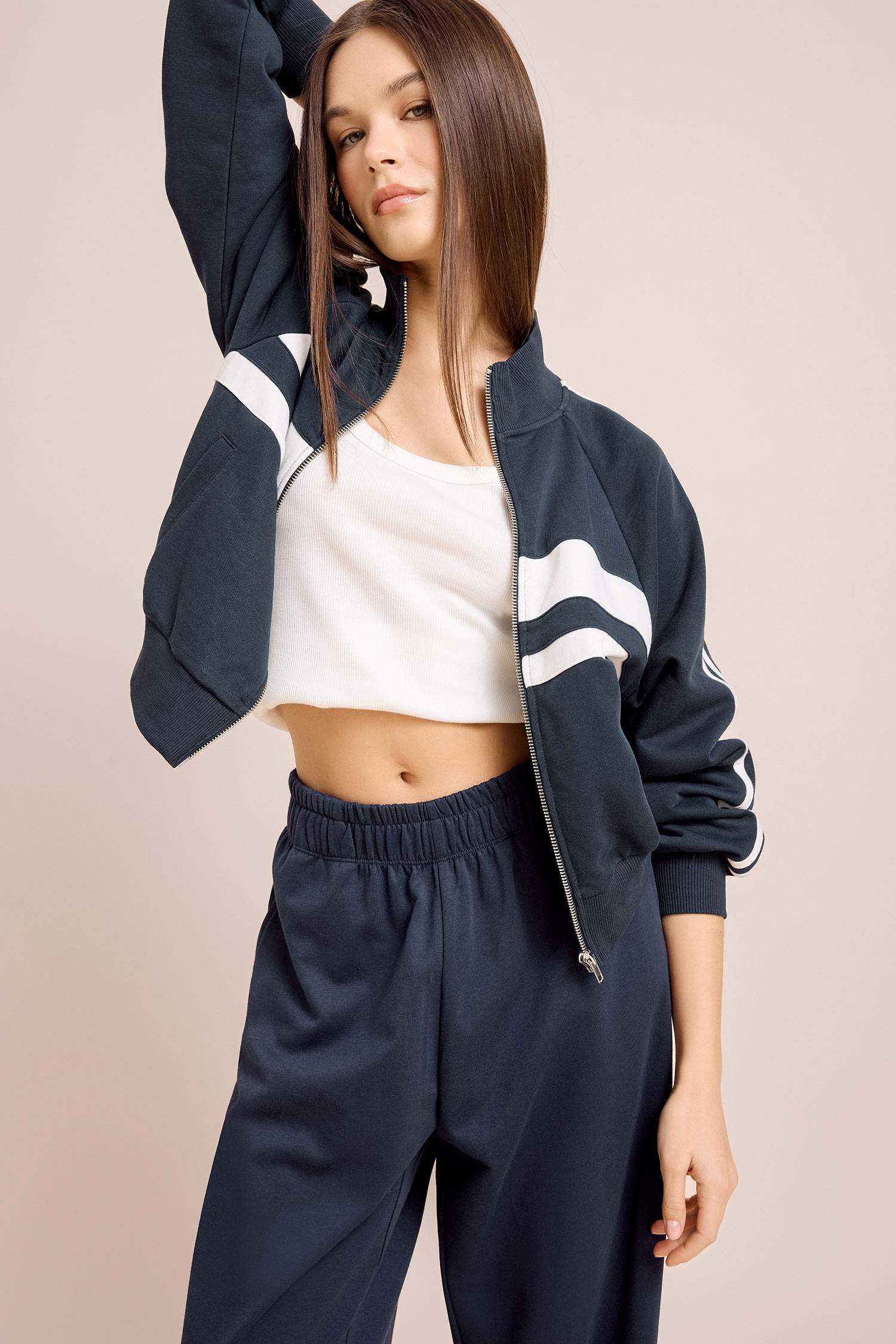 Толстовка с высоким воротником и карманами, на молнии