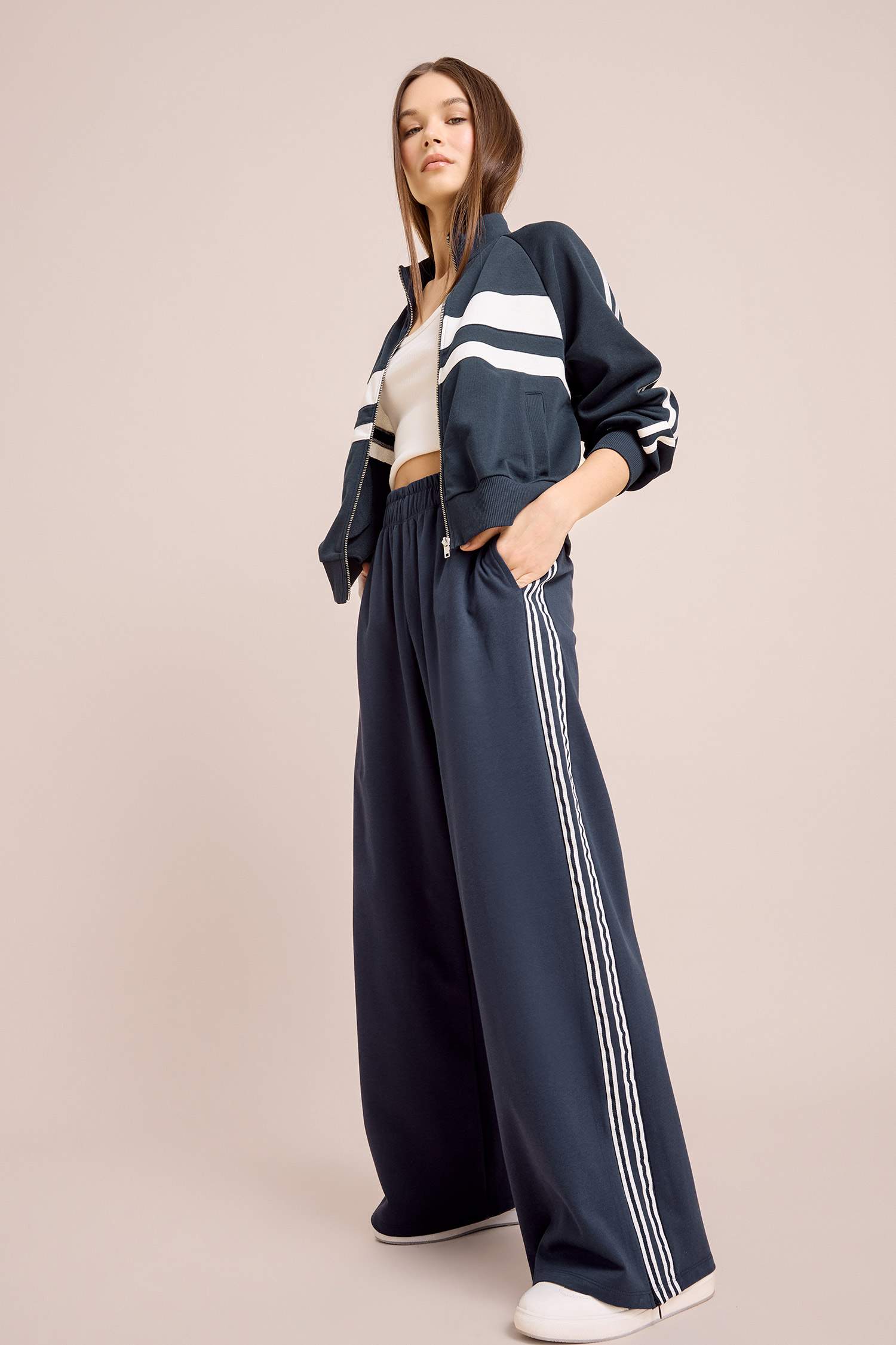 Толстовка с высоким воротником и карманами, на молнии