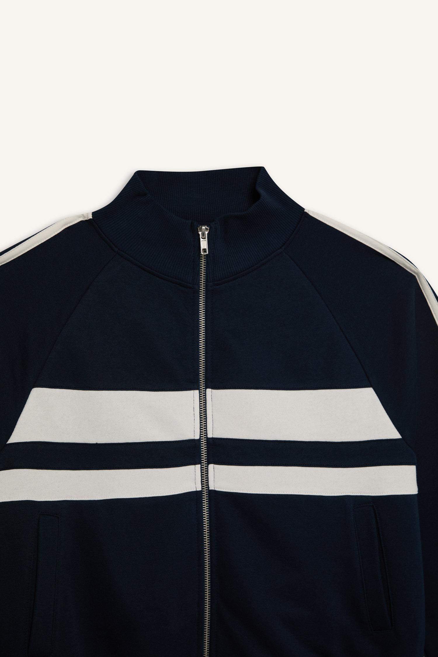 Толстовка с высоким воротником и карманами, на молнии