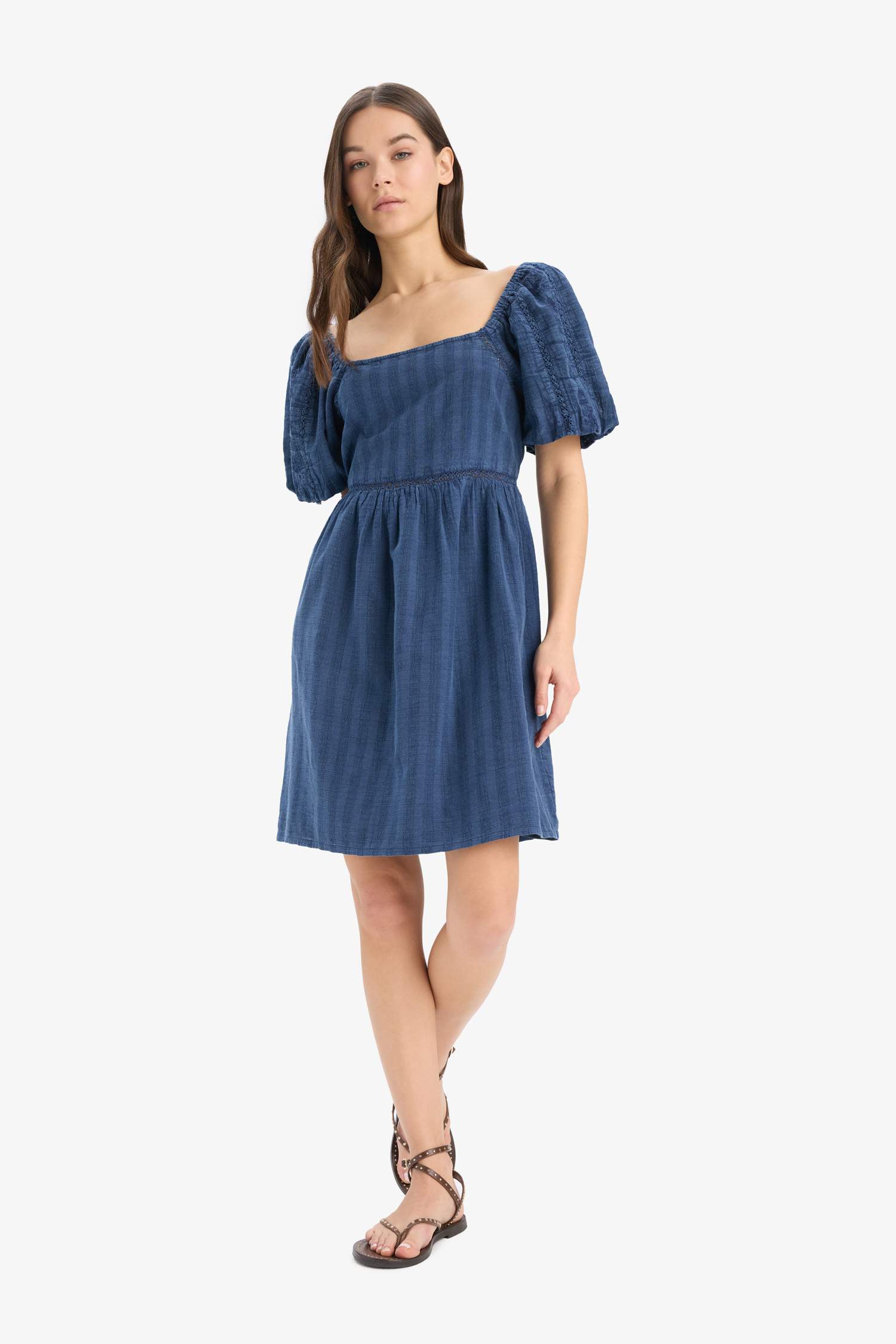 Короткое хлопковое платье с короткими рукавами и круглым вырезом