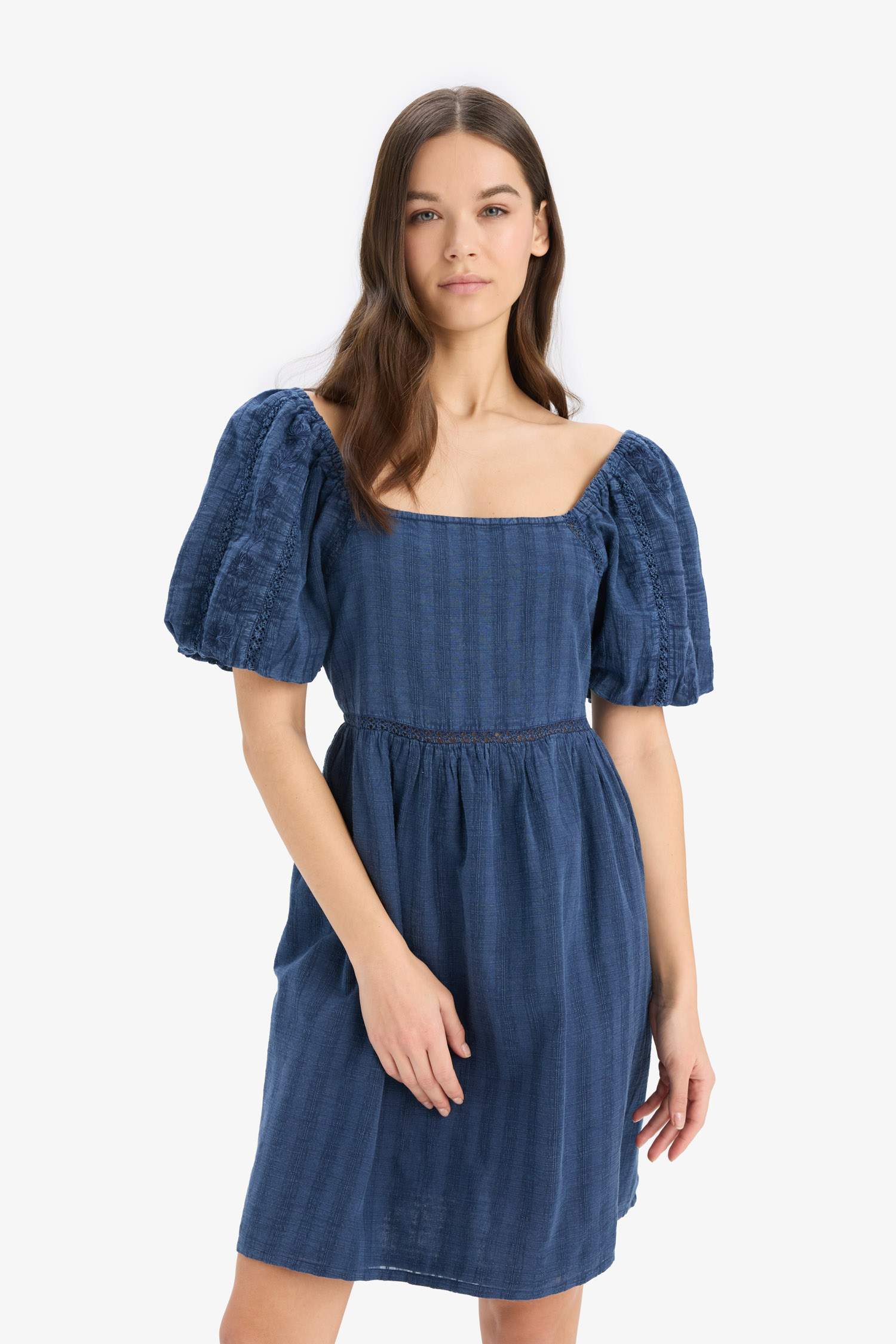 Короткое хлопковое платье с короткими рукавами и круглым вырезом