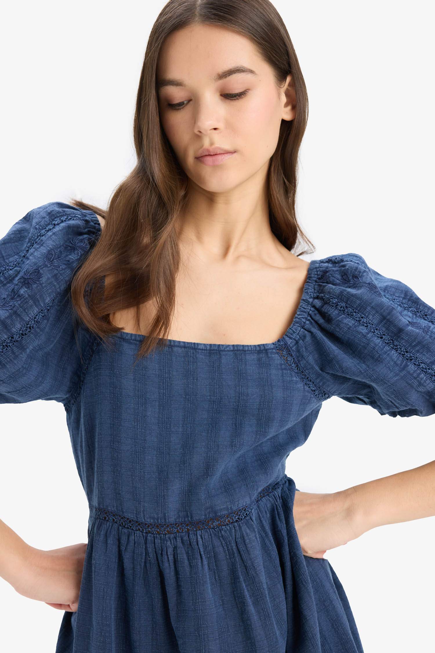 Короткое хлопковое платье с короткими рукавами и круглым вырезом