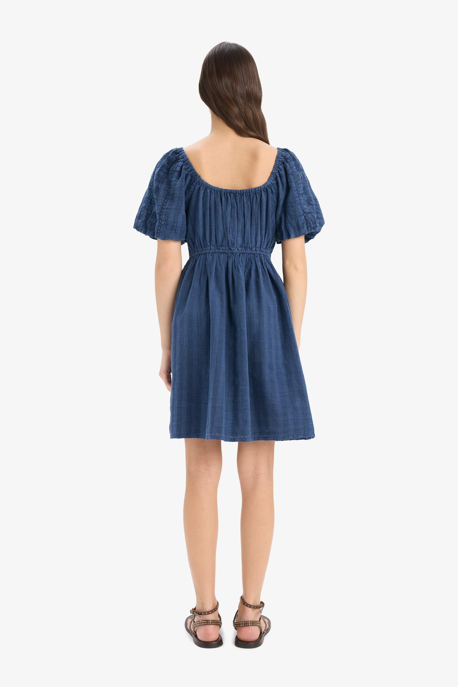 Короткое хлопковое платье с короткими рукавами и круглым вырезом