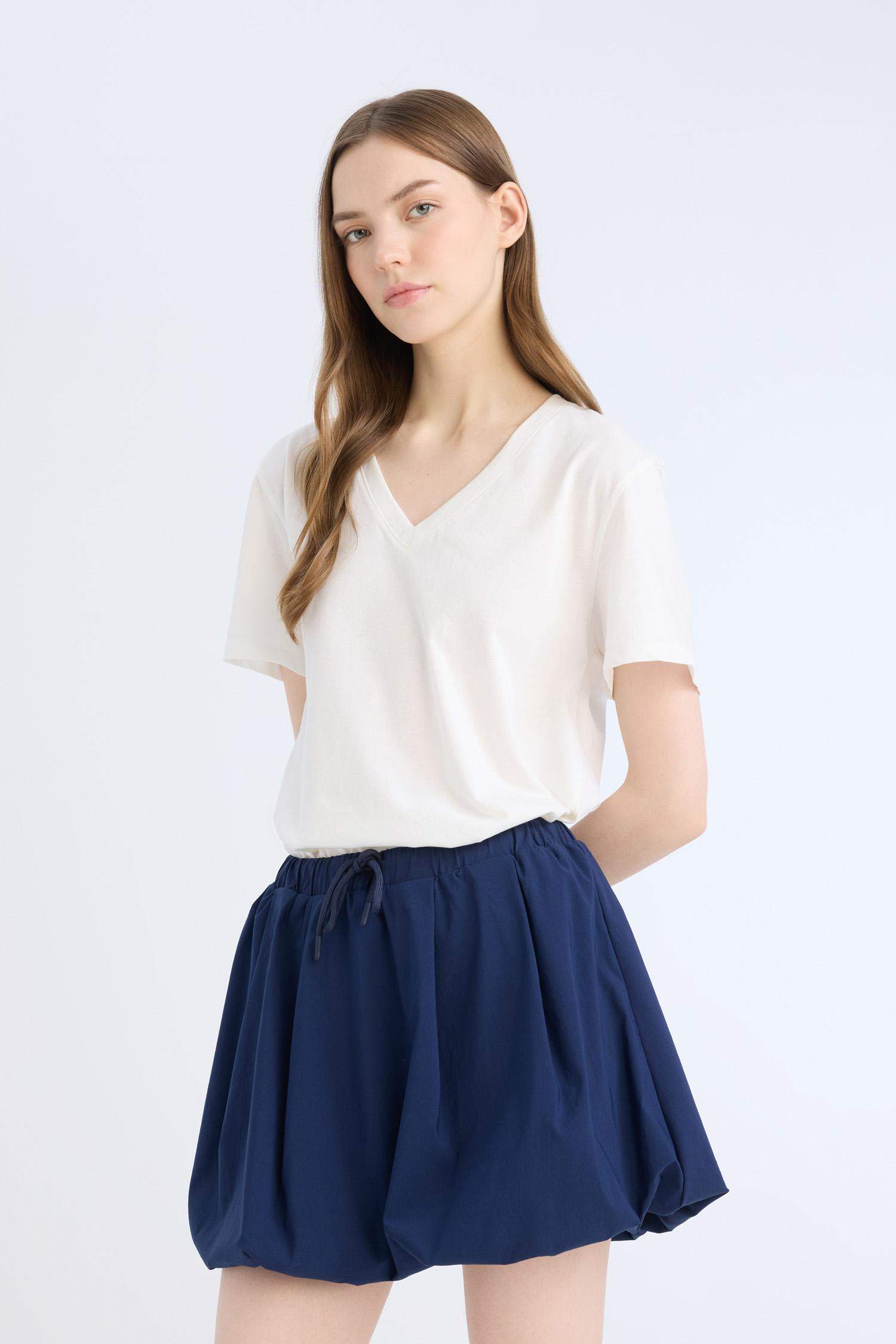 تنورة قصيرة بخصر عادي بالون فيت