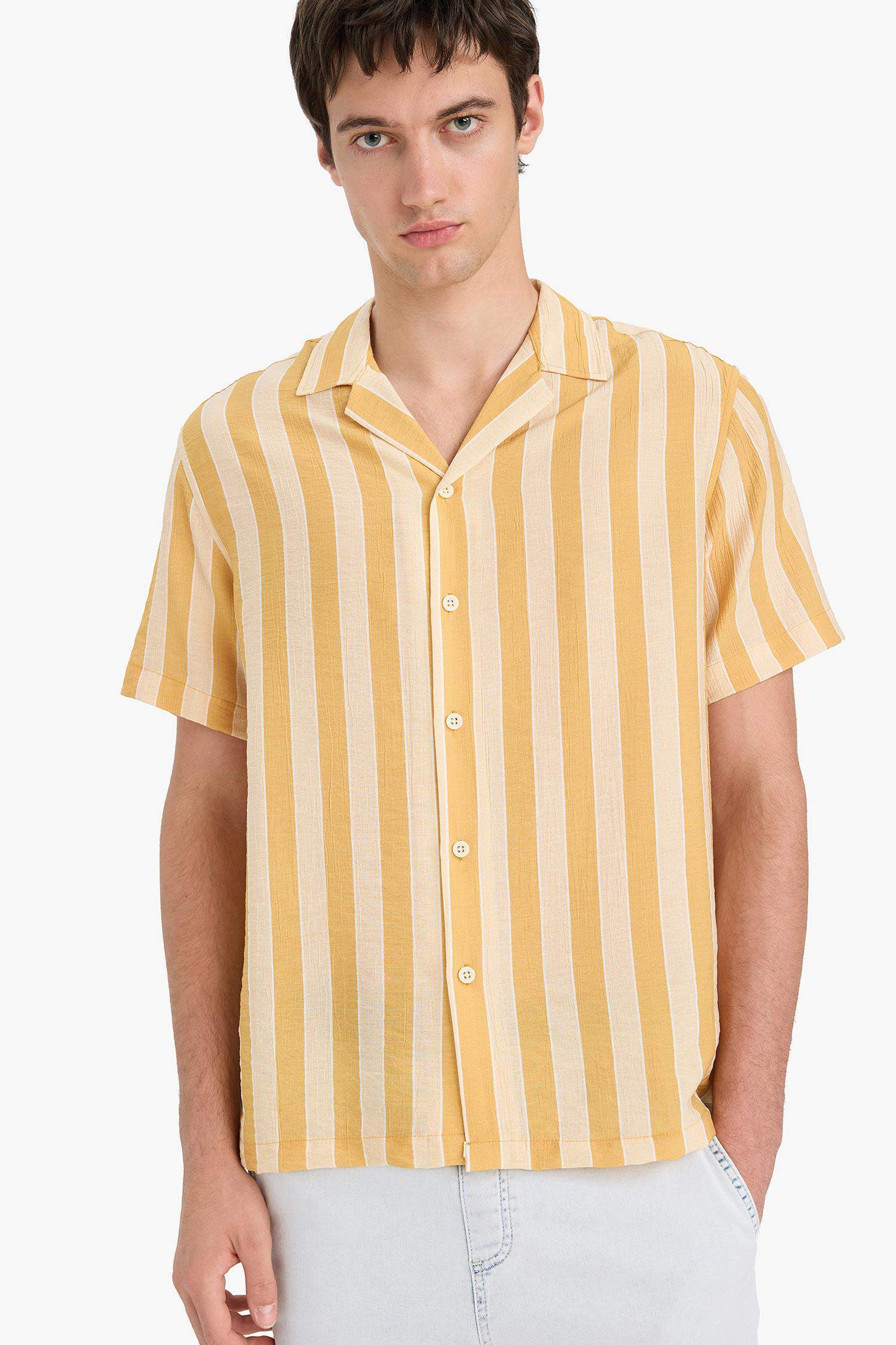 Regular Fit Apaş Yaka Baskılı Çizgili Kısa Kollu Gömlek