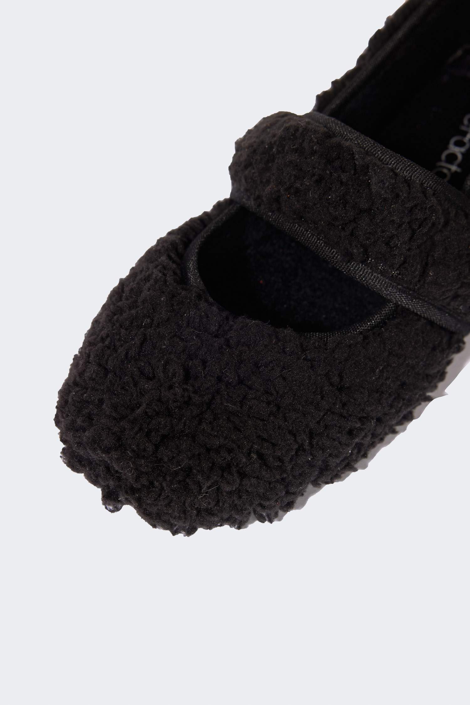 شبشب بيت نسائي بكعب مسطح بشريط