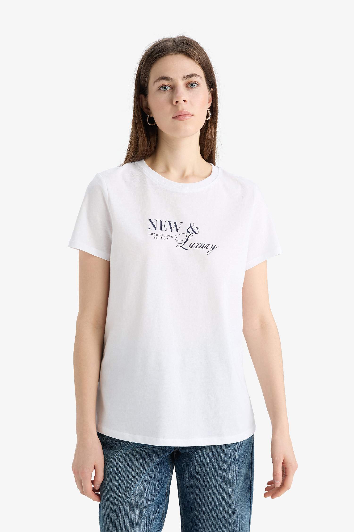 تيشيرت نص ردن قصة مريحة وطبعة شعار