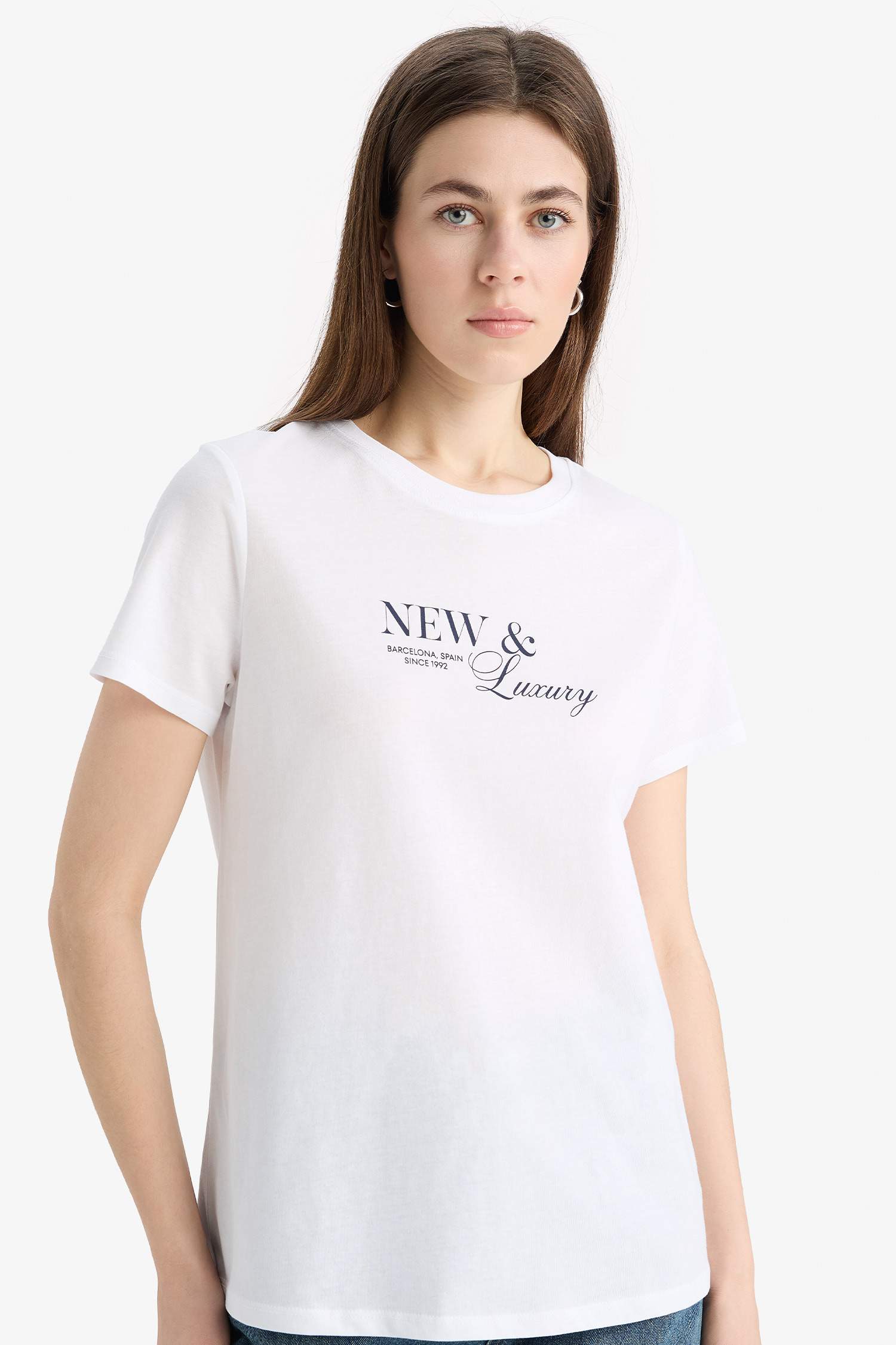 تيشيرت نص ردن قصة مريحة وطبعة شعار