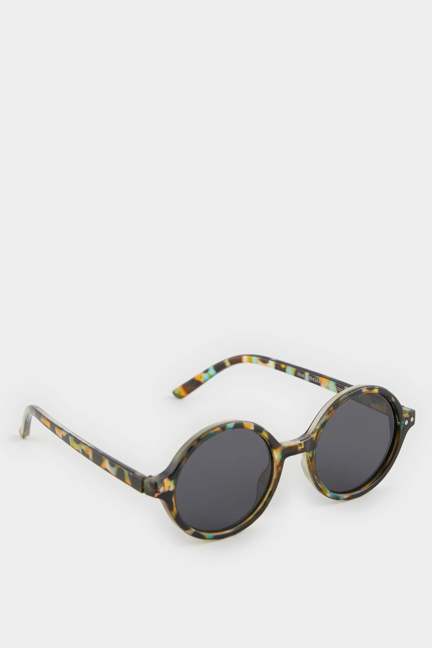 Woman Round Sunglasses