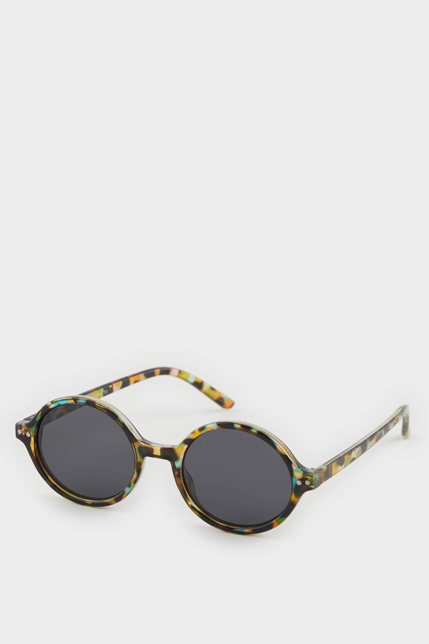 Woman Round Sunglasses