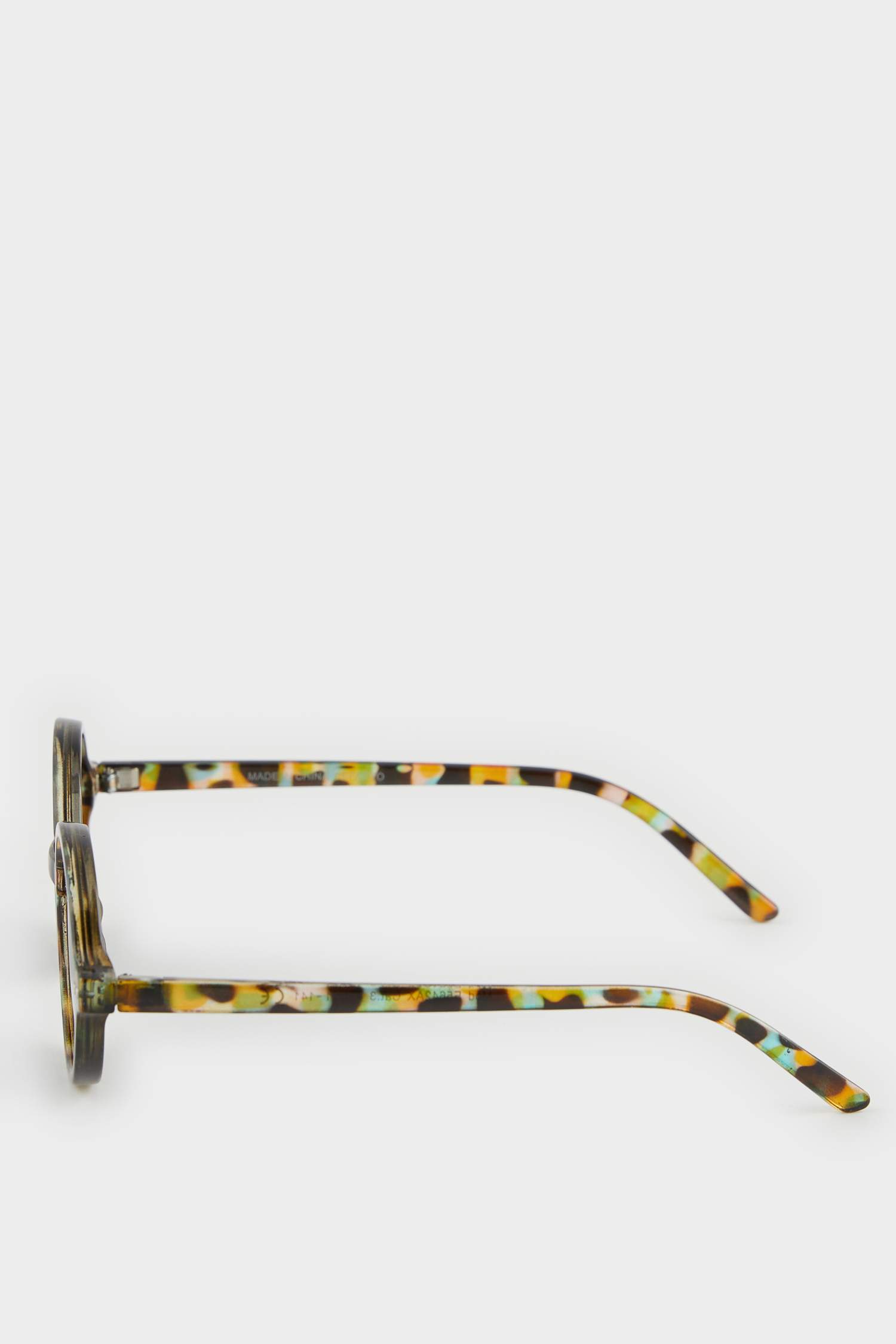 Woman Round Sunglasses