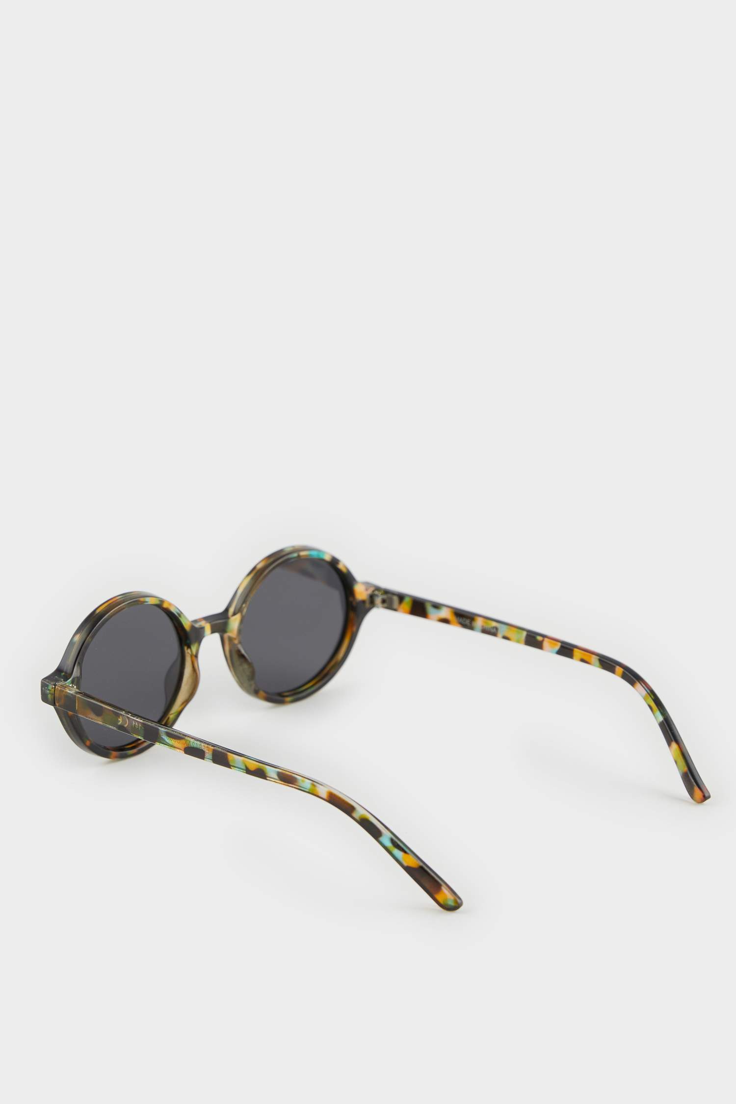 Woman Round Sunglasses