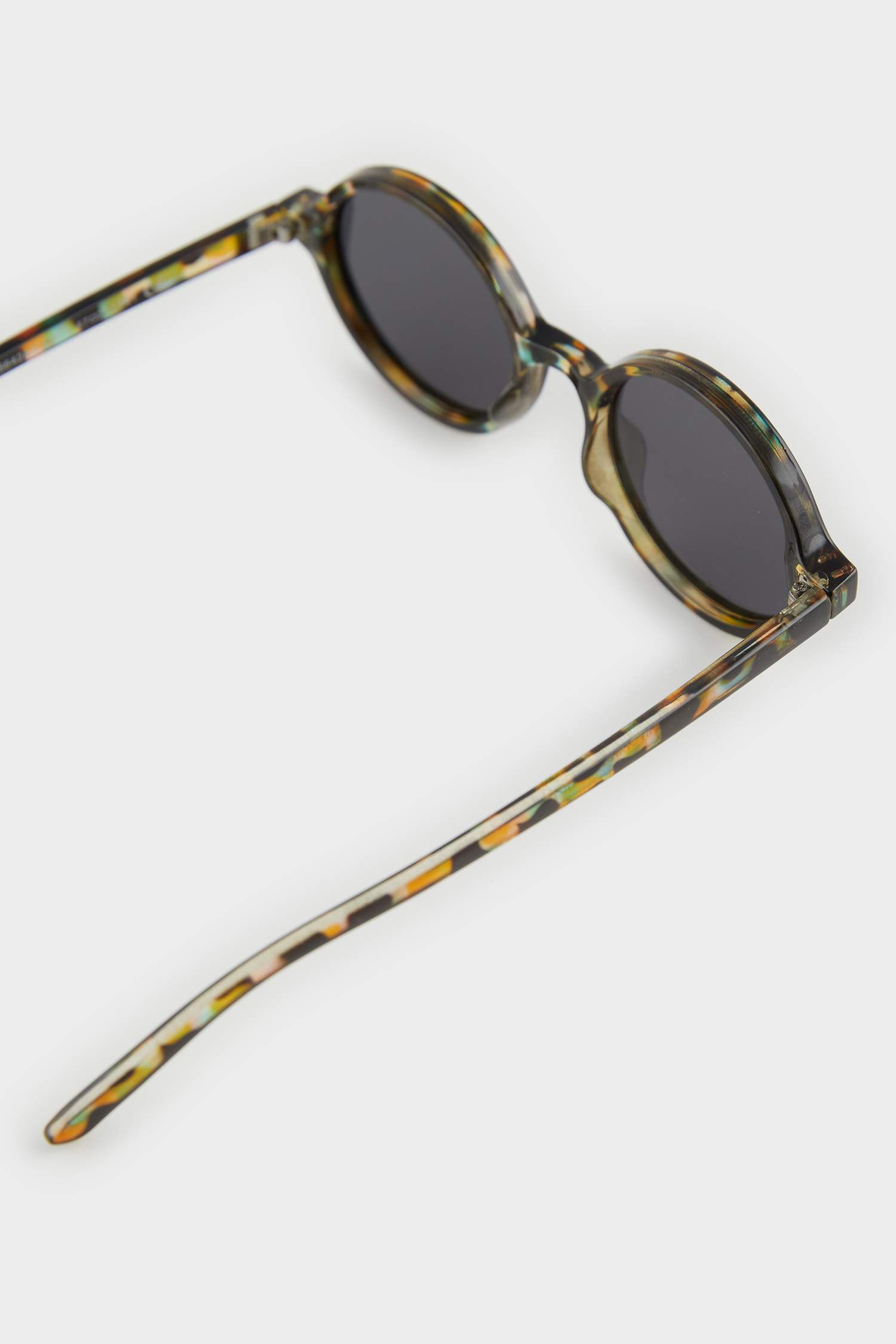Woman Round Sunglasses