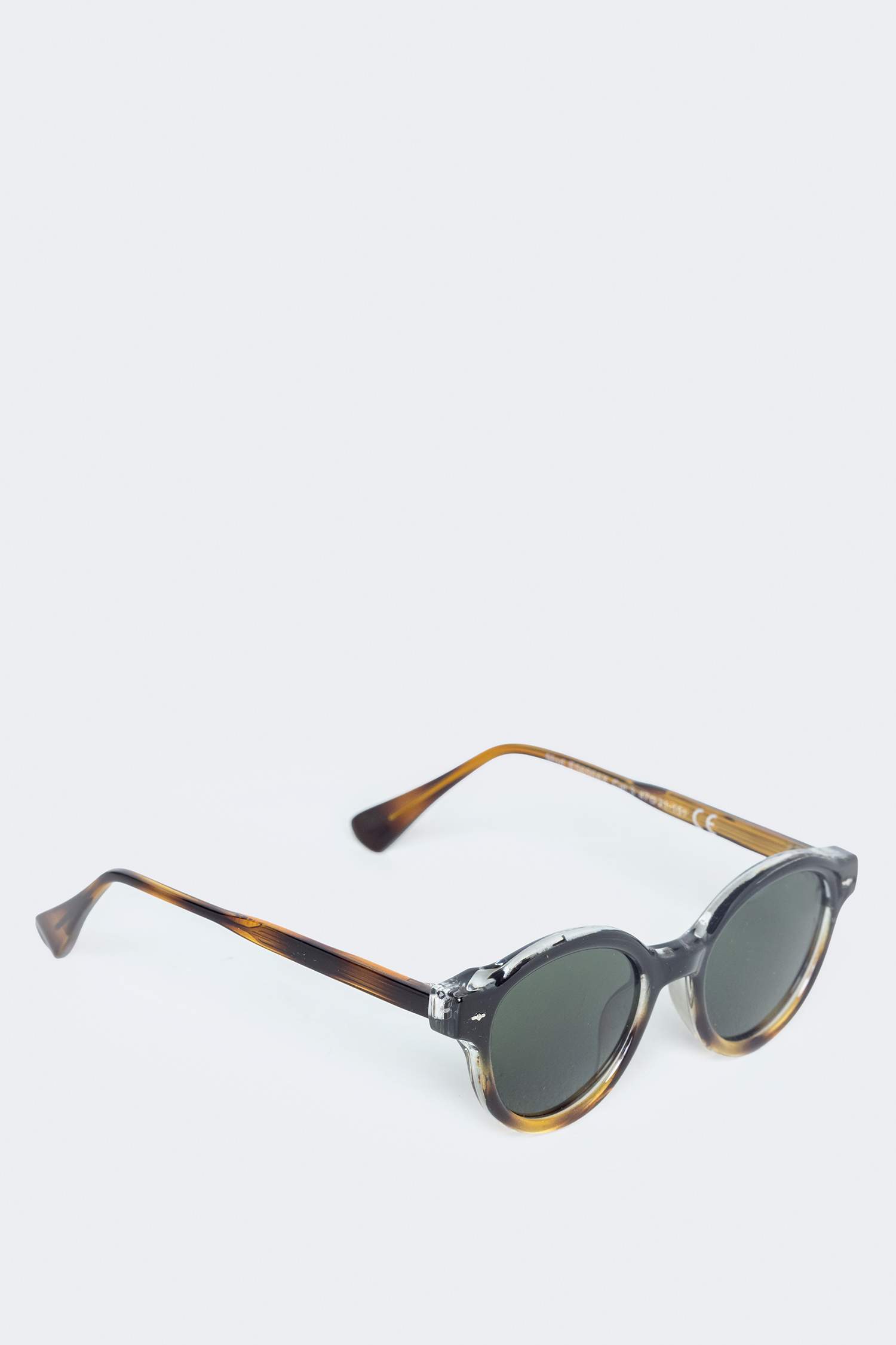 نظارات شمسية نسائية دائرية بإطار بلاستيكي أسود وعدسات سوداء