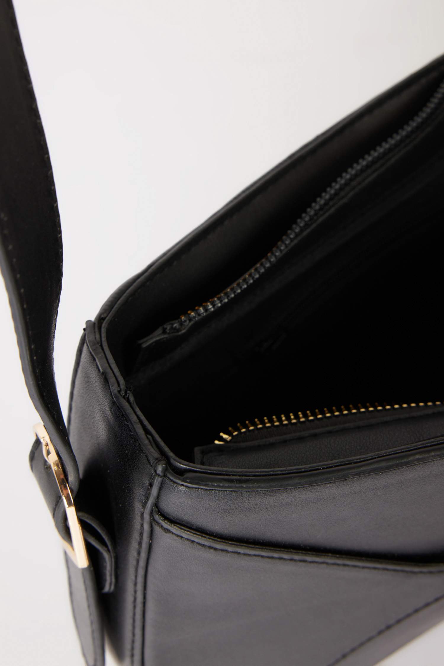 شنطة كتف حريمي