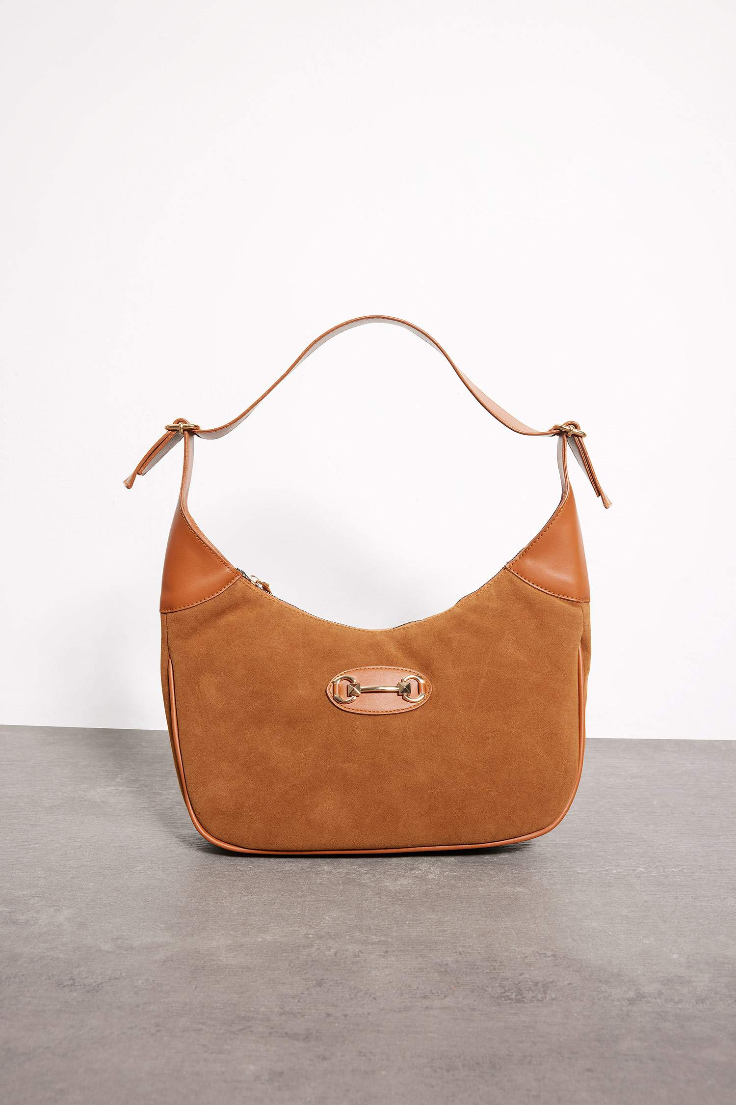 شنطة كتف حريمي