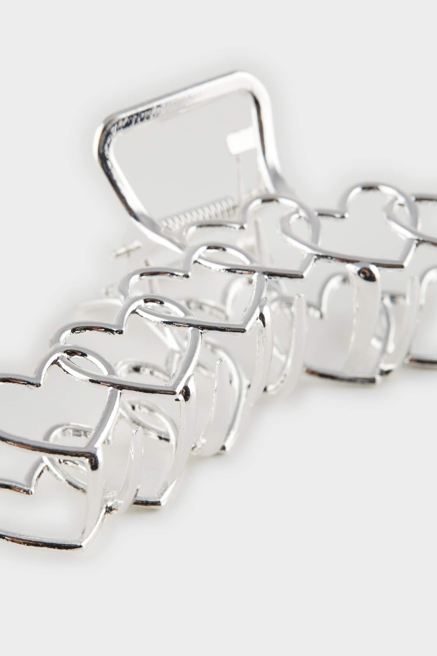 بنسة شعر بنقش قلوب نسائي