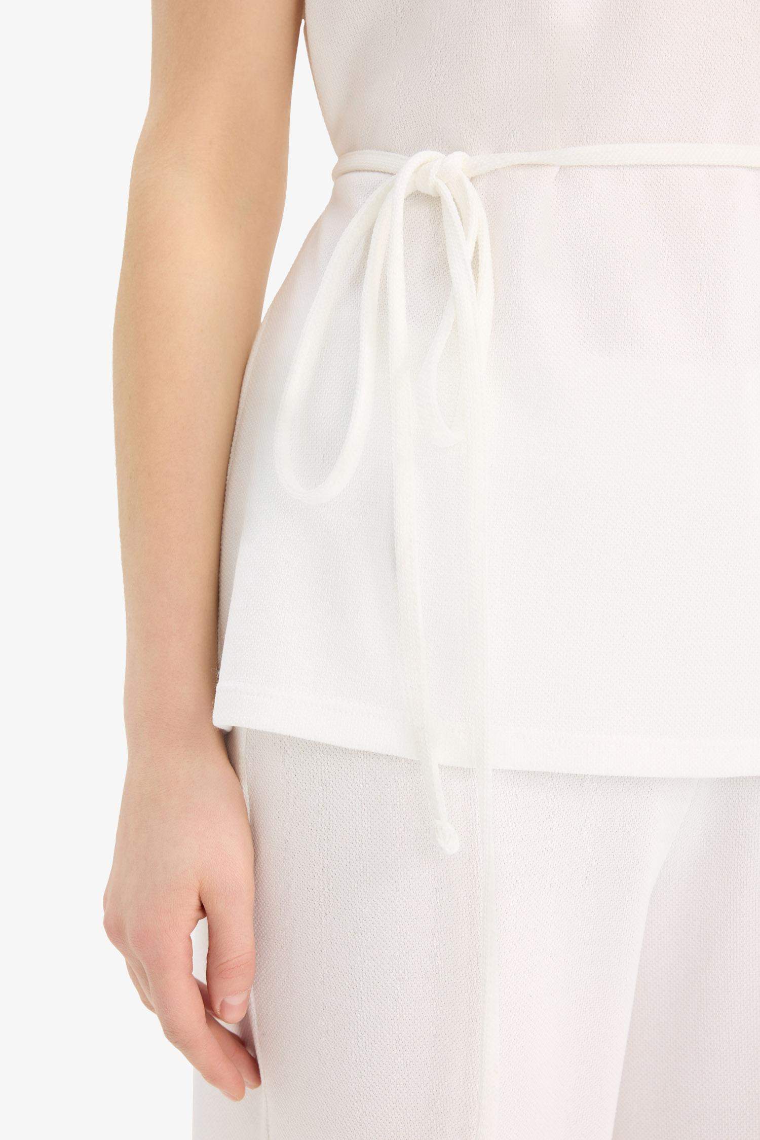 Блуза без рукавов с лодочным вырезом и завязками