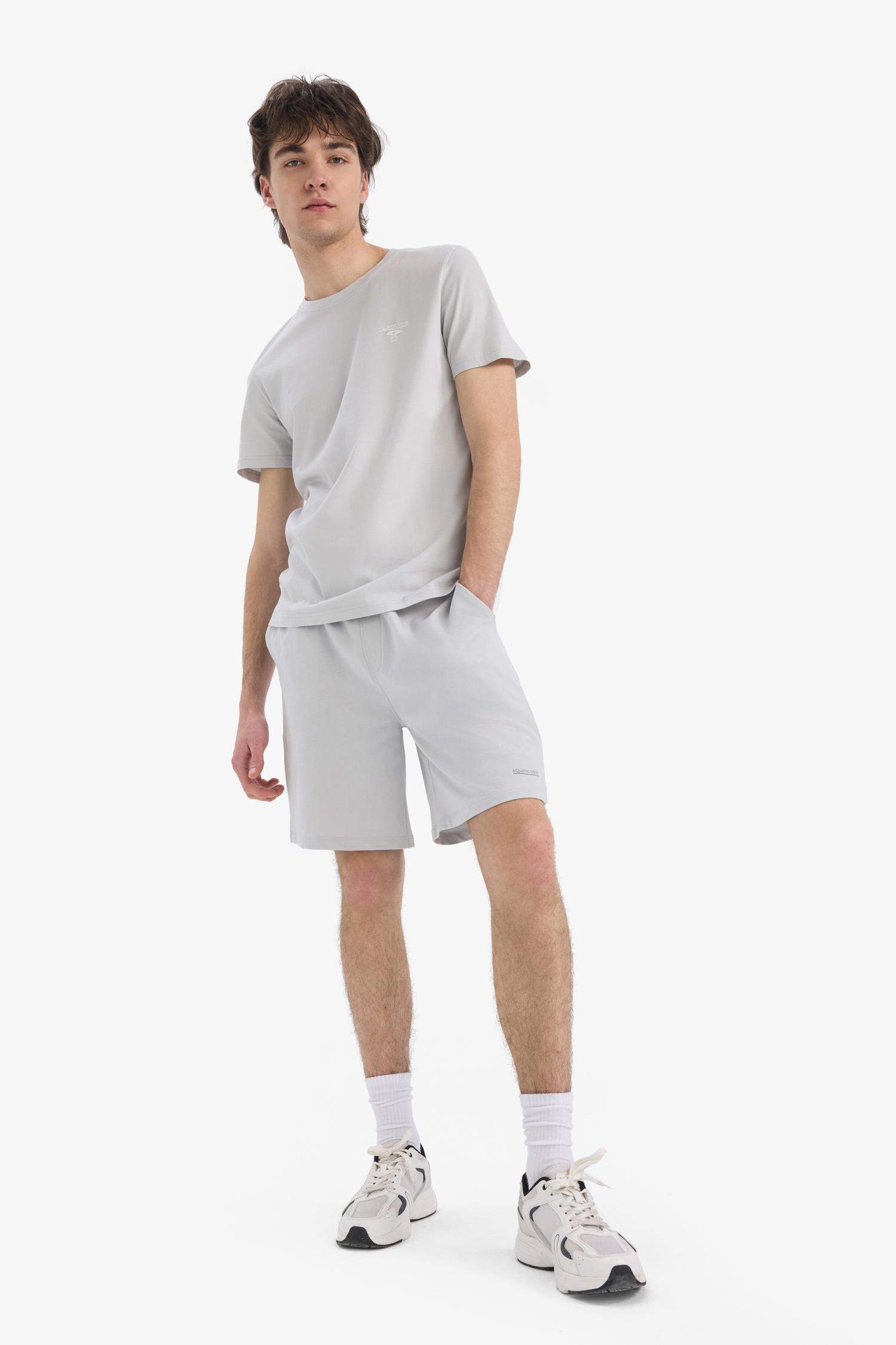 شورت قصير بطبعة شعار ورجل ضيقة