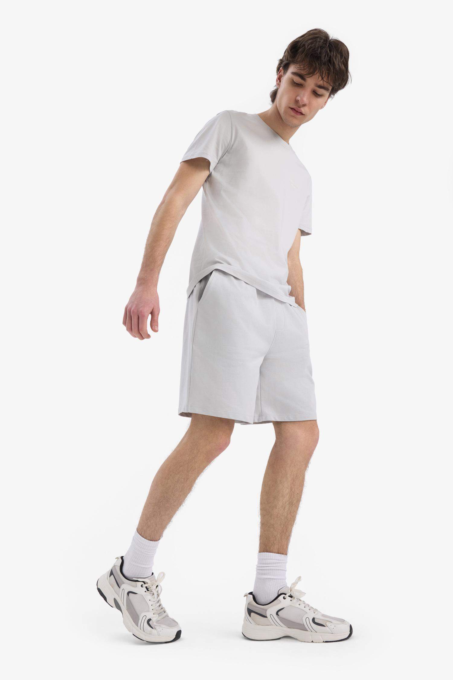 شورت قصير بطبعة شعار ورجل ضيقة