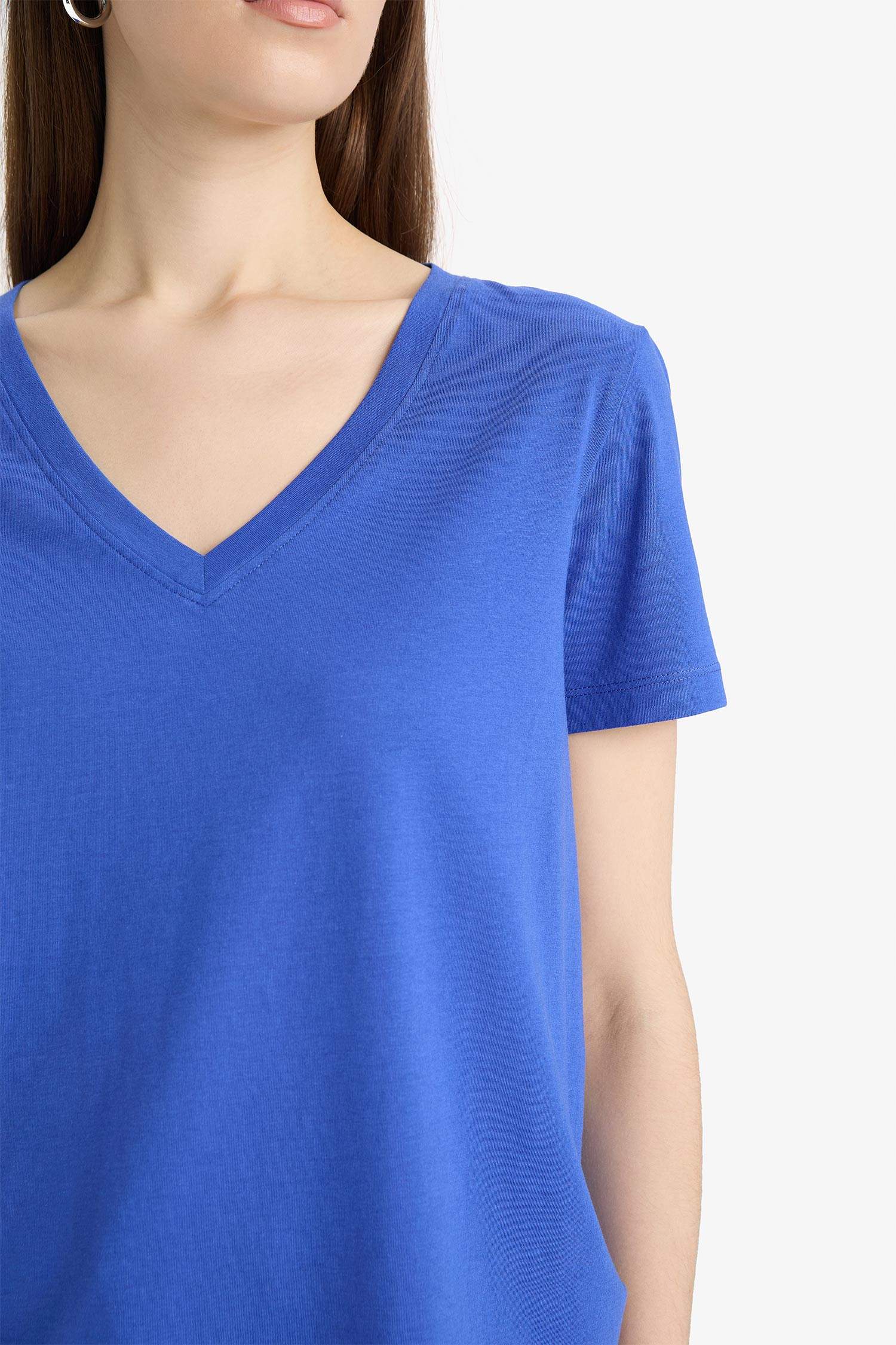 Футболка с короткими рукавами, регулярного кроя, с V-образным вырезом и базовым дизайном из джерси