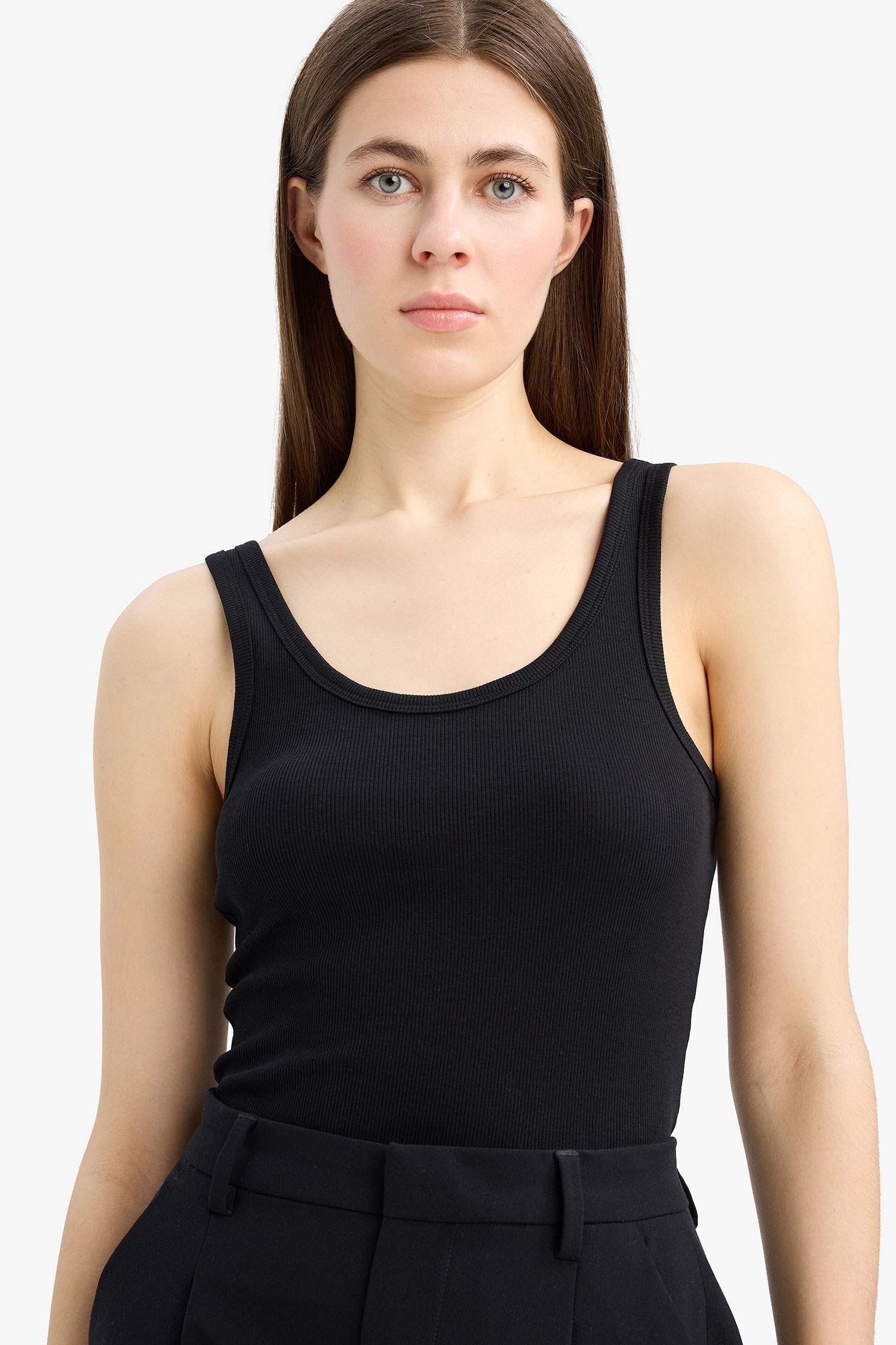 فانيلة مضلع سليم فيت بياقة مدورة بيزك