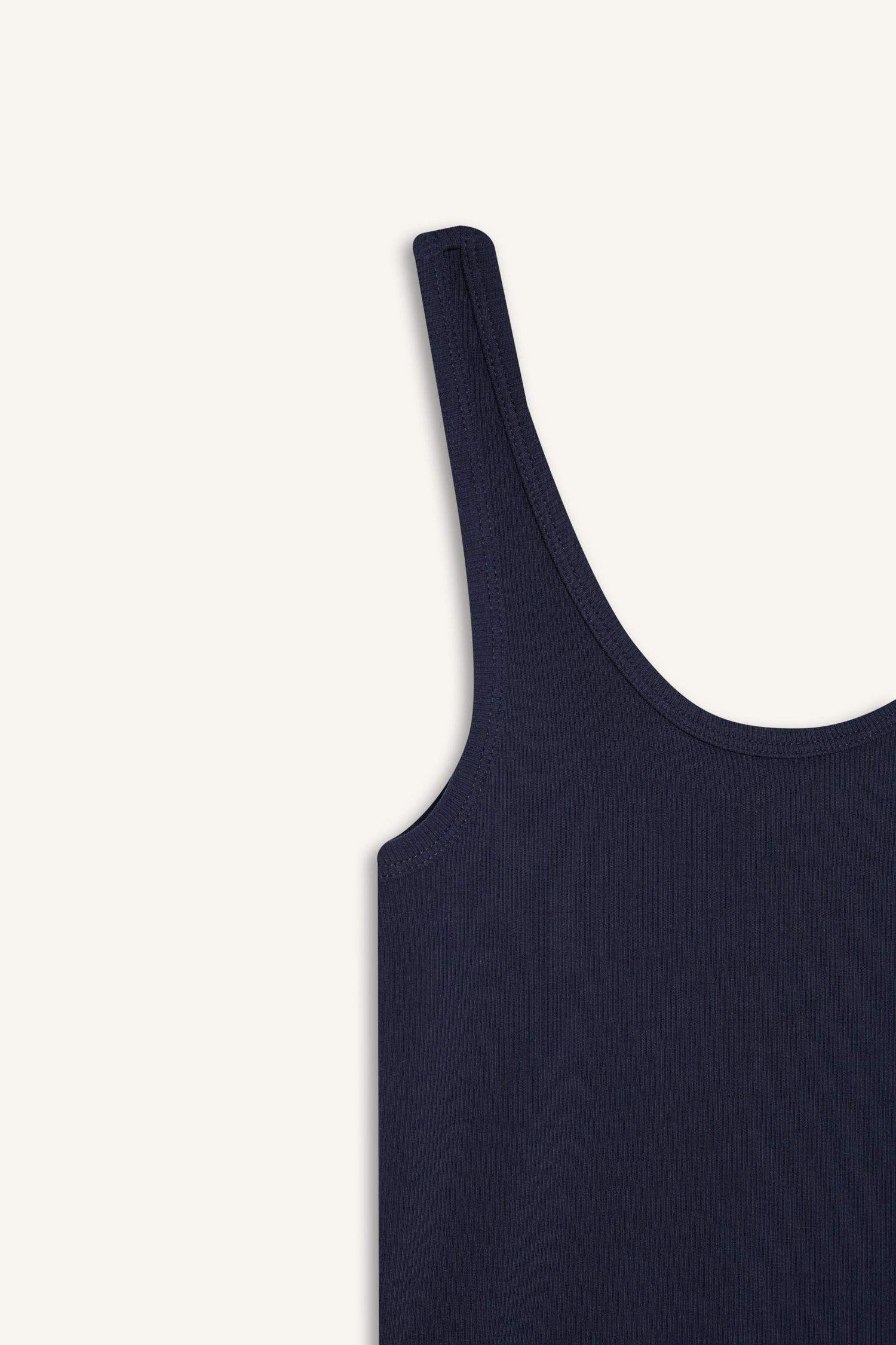 فانيلة مضلع سليم فيت بياقة مدورة بيزك