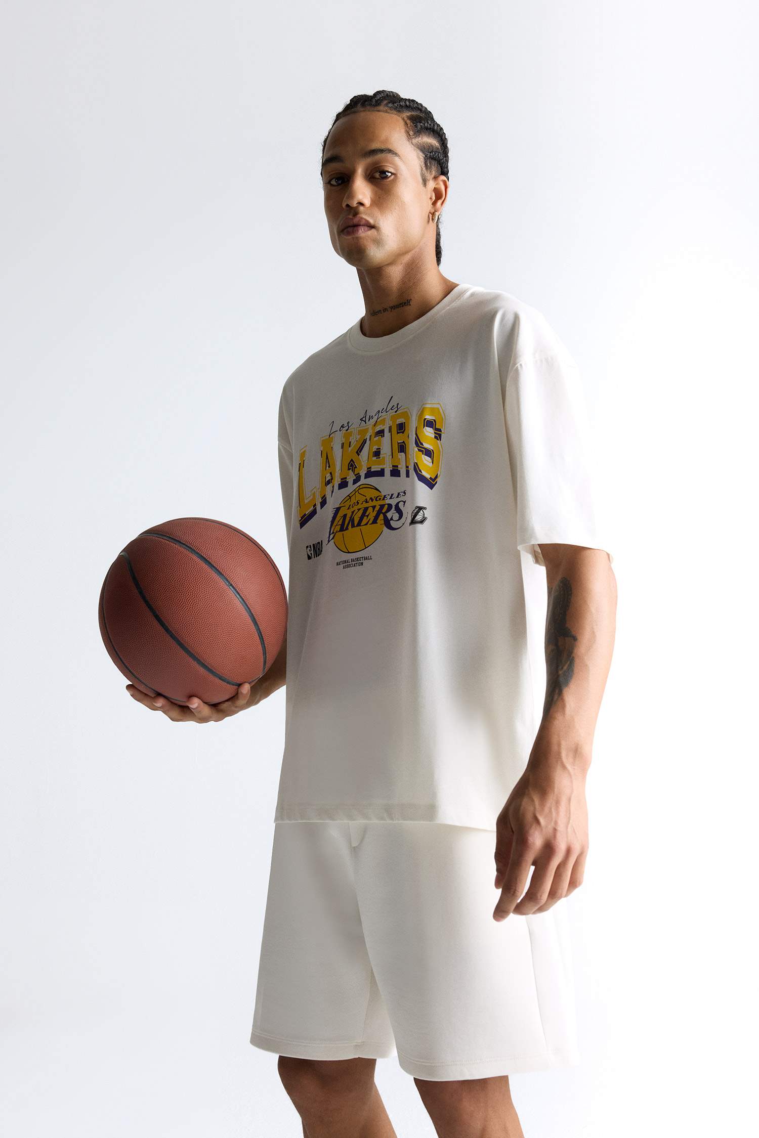 %100 Pamuk DeFactoFit NBA Los Angeles Lakers Oversize Geniş Kalıp Bisiklet Yaka Kısa Kollu Tişört