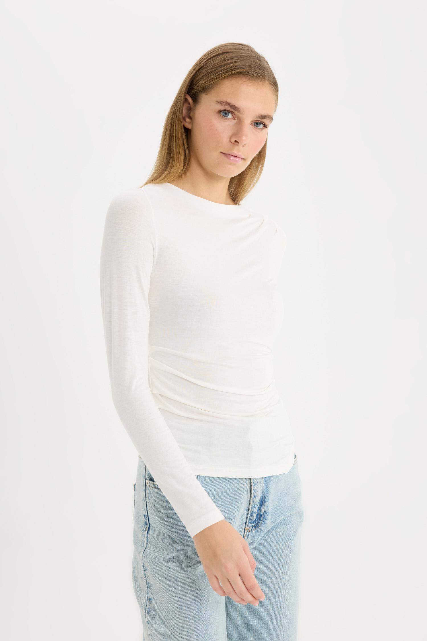 تيشيرت بأكمام طويلة و رقبة مستديرة