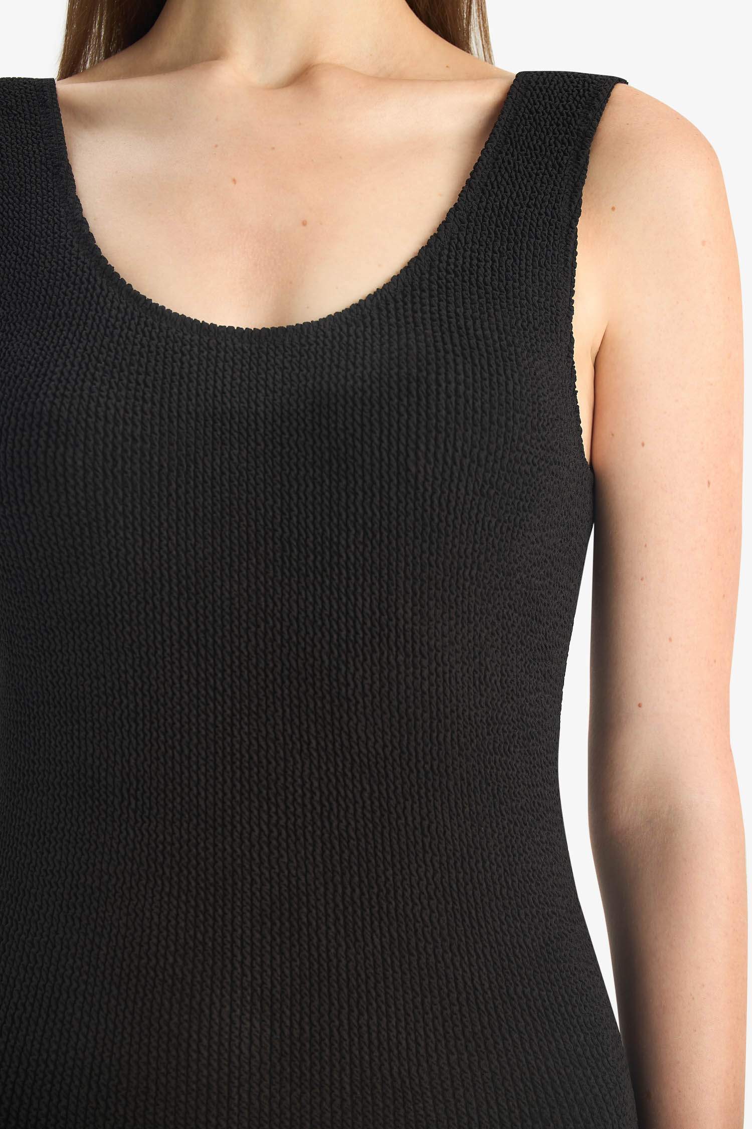 مايو سباحة قصة عادية من Fall in Love