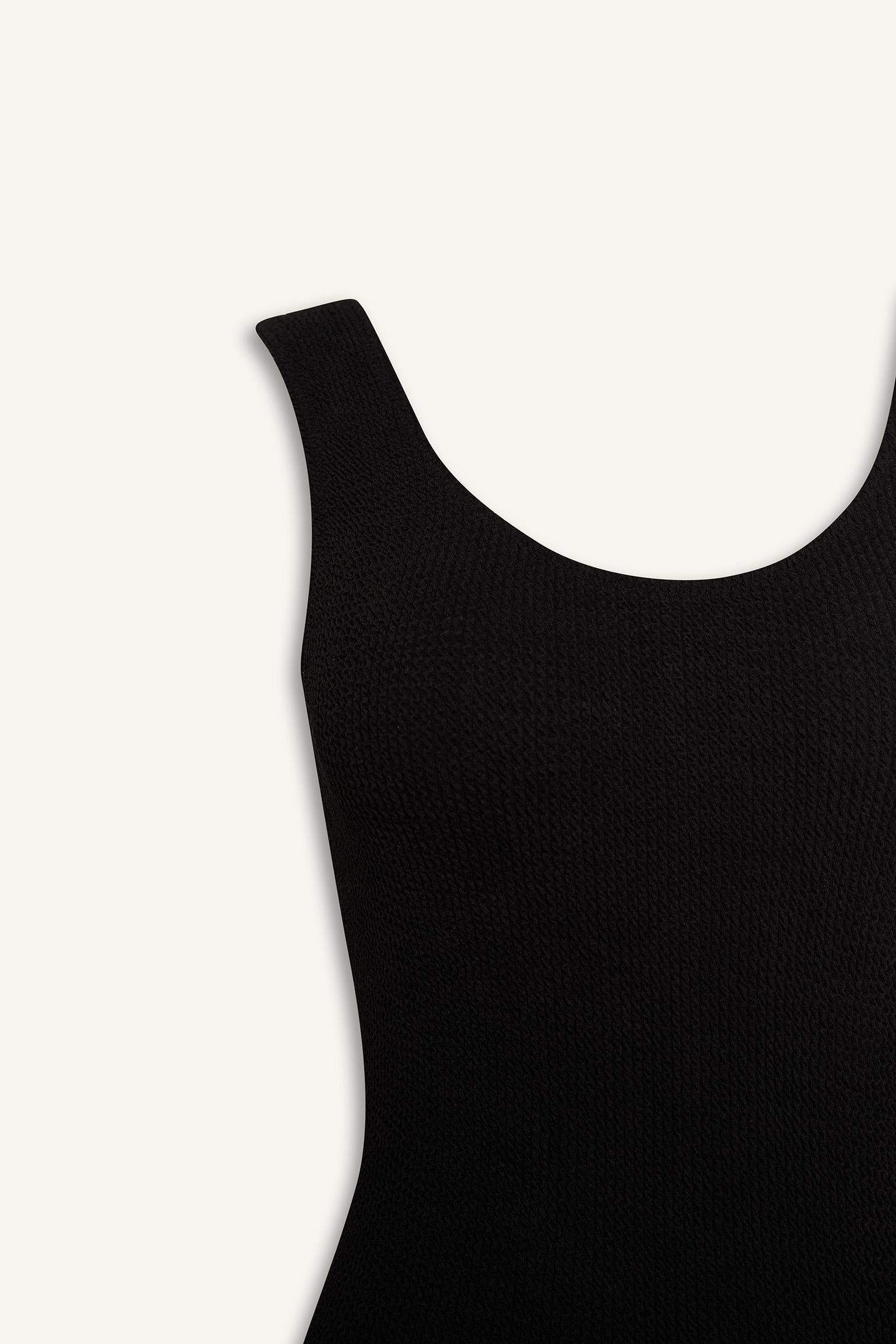 مايو سباحة قصة عادية من Fall in Love