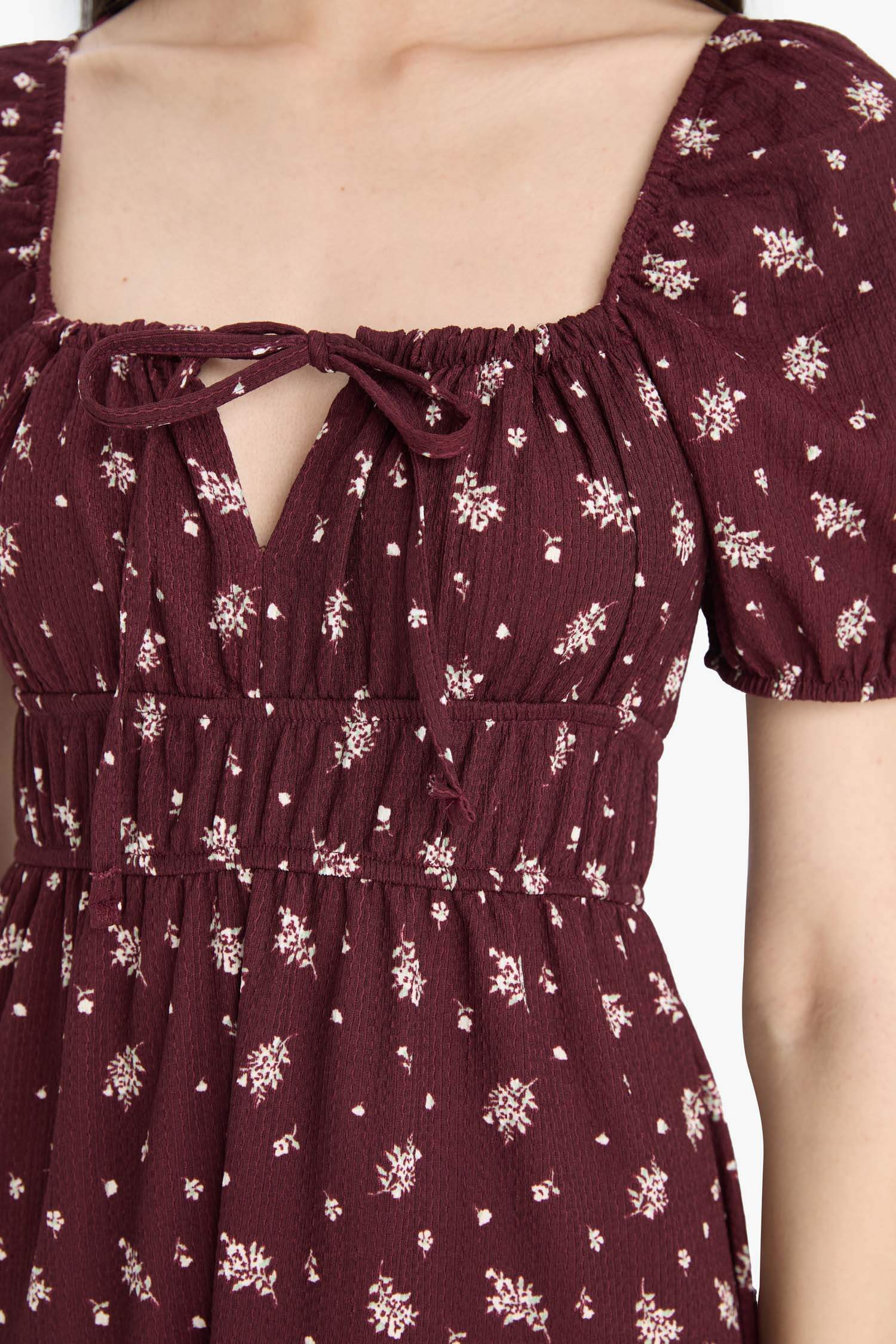 Kare Yaka Çiçekli Bürümcük Kısa Kollu Midi Elbise