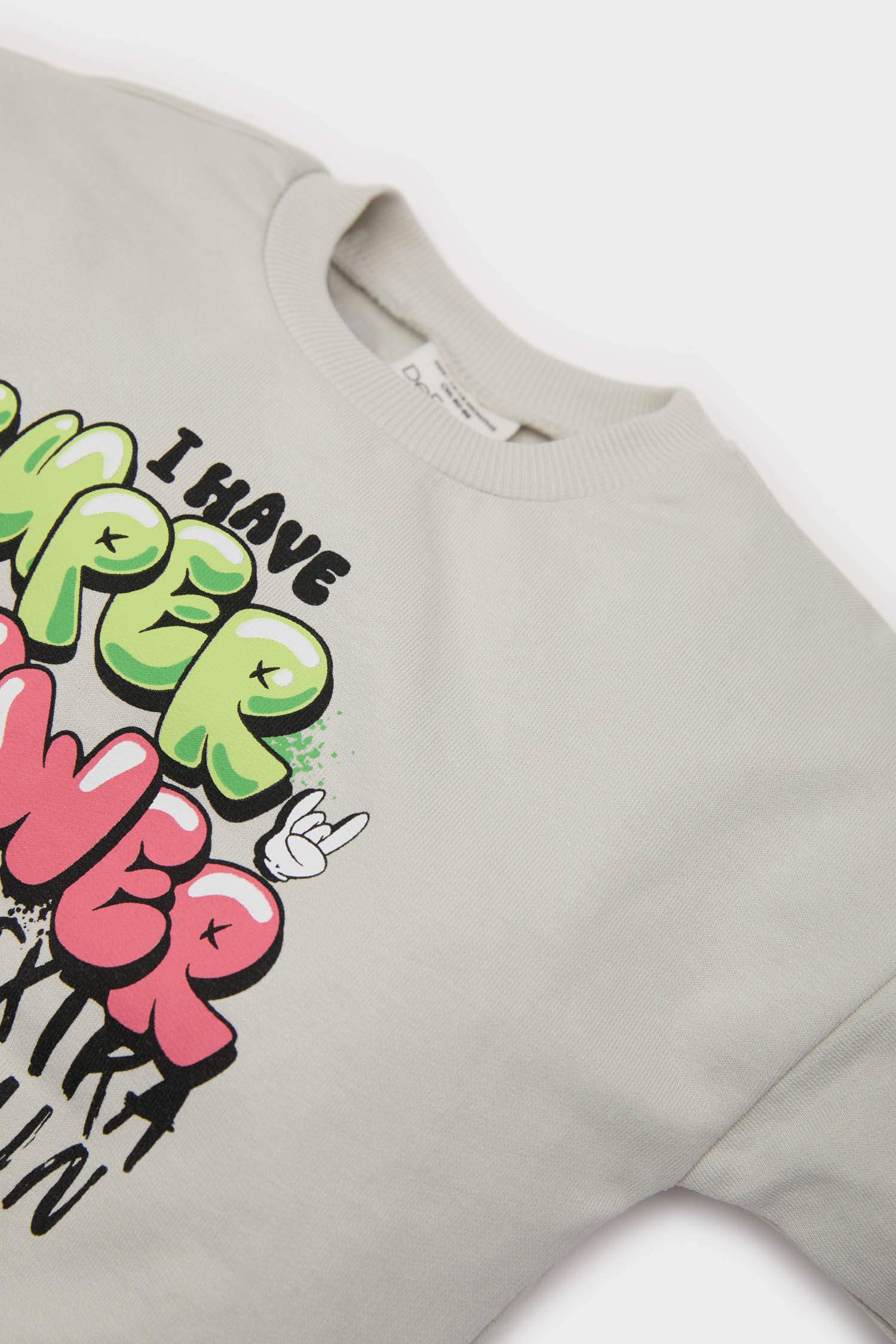 سويت شيرت ولادي بطبعة شعار قصة عادية بياخة مستديرة