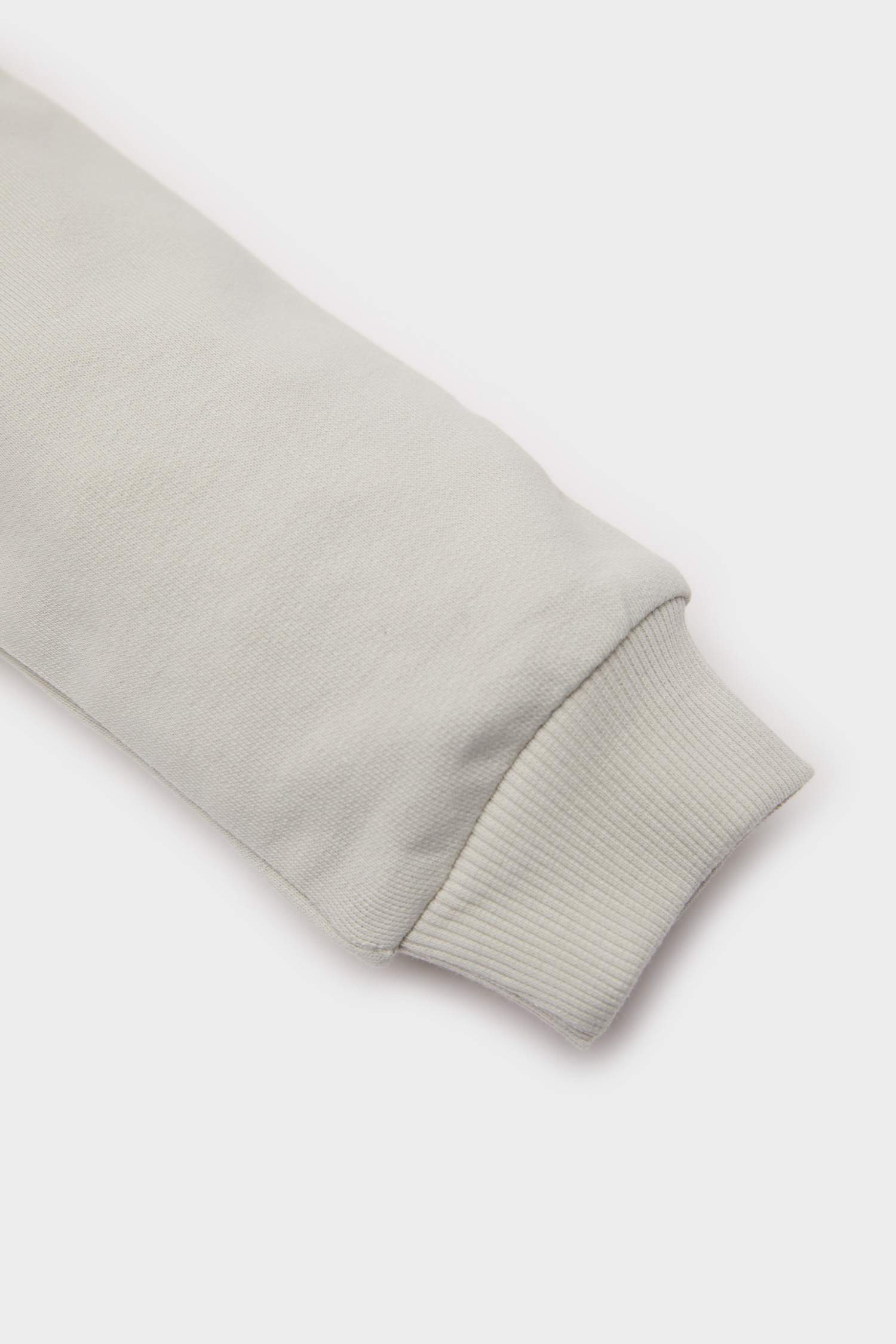 سويت شيرت ولادي بطبعة شعار قصة عادية بياخة مستديرة