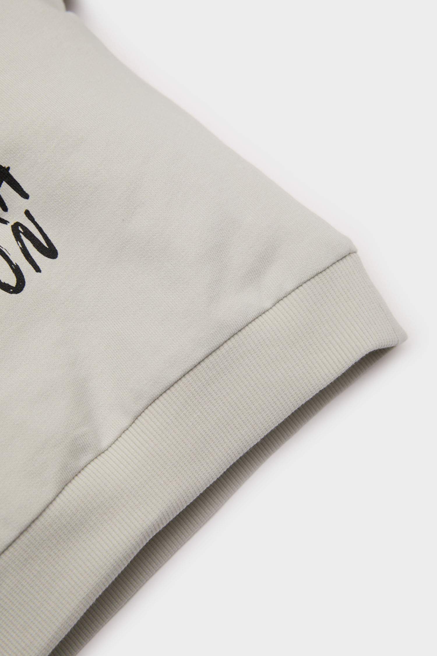 سويت شيرت ولادي بطبعة شعار قصة عادية بياخة مستديرة