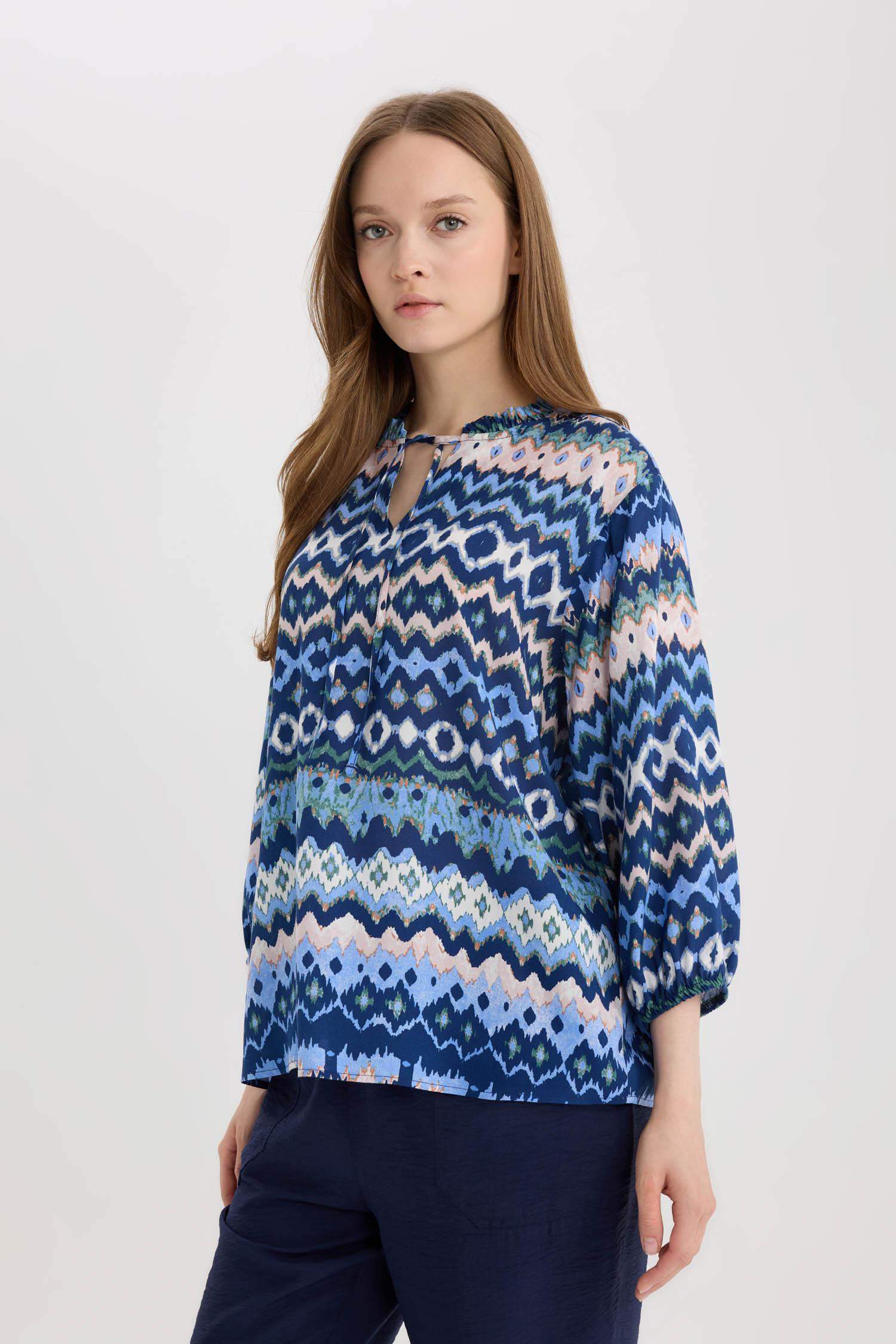 قميص ردن طويل منقوش قصة عادية بياخة V