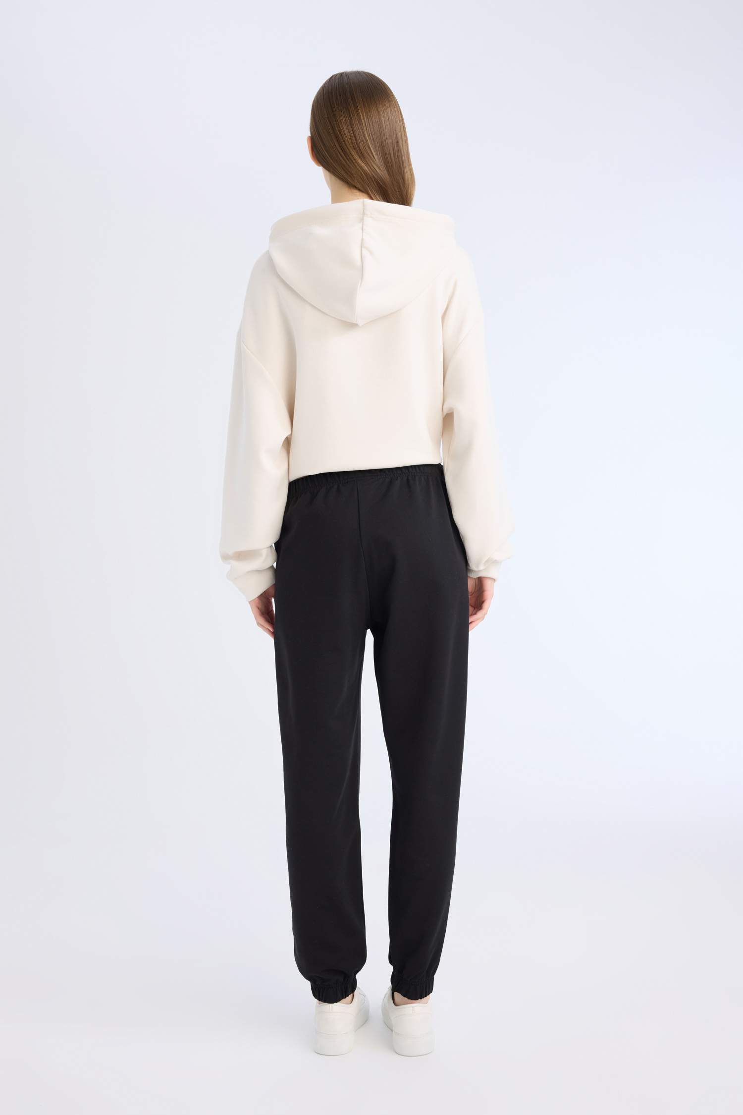 بنطلون بجامة رياضي اسود جوجر برجل ضيق وجيب