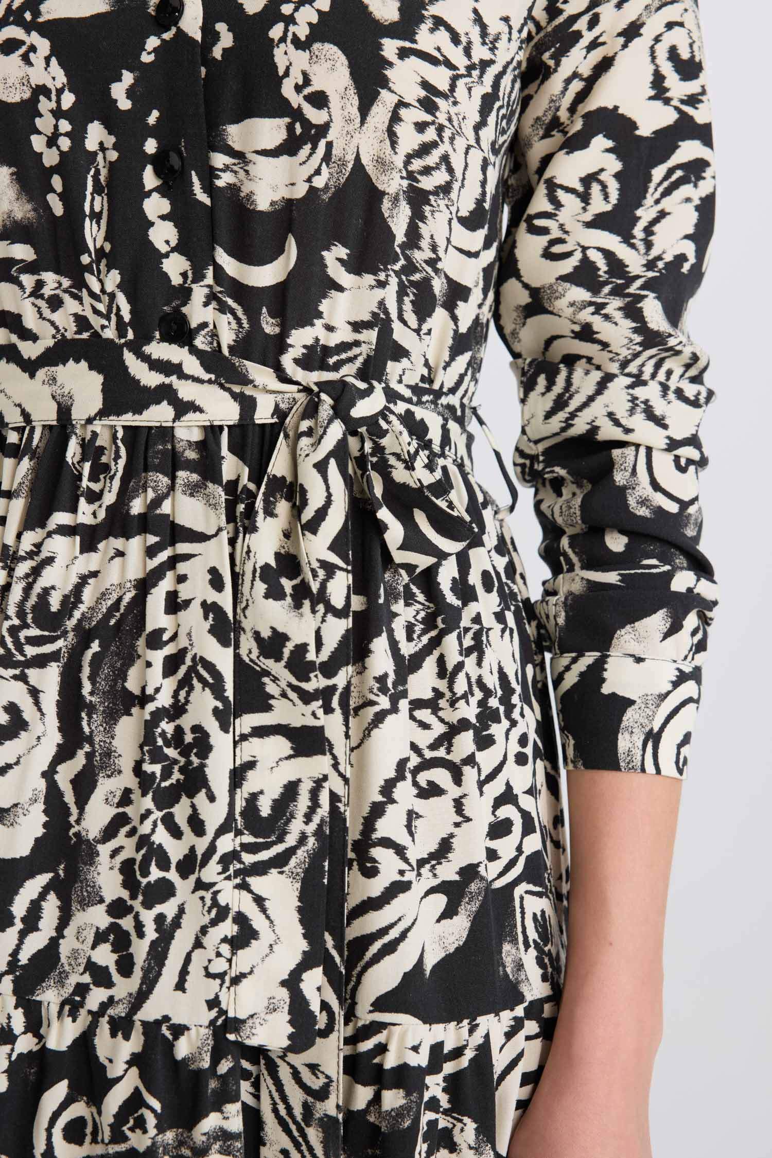 Gömlek Yaka Desenli Uzun Kollu Kuşaklı Midi Elbise