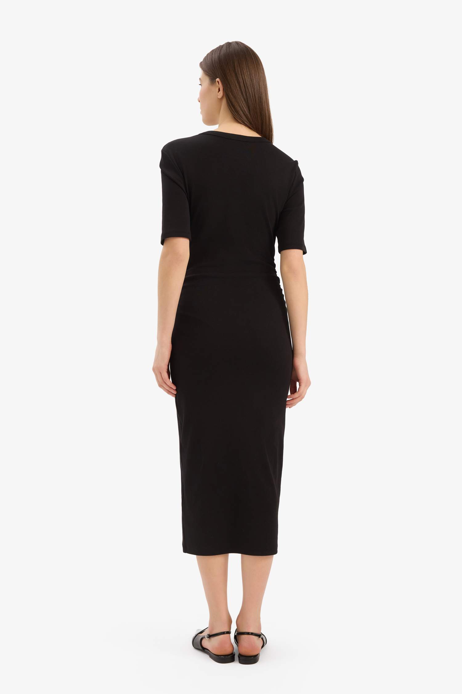 Robe midi basique moulante à manches courtes et col rond