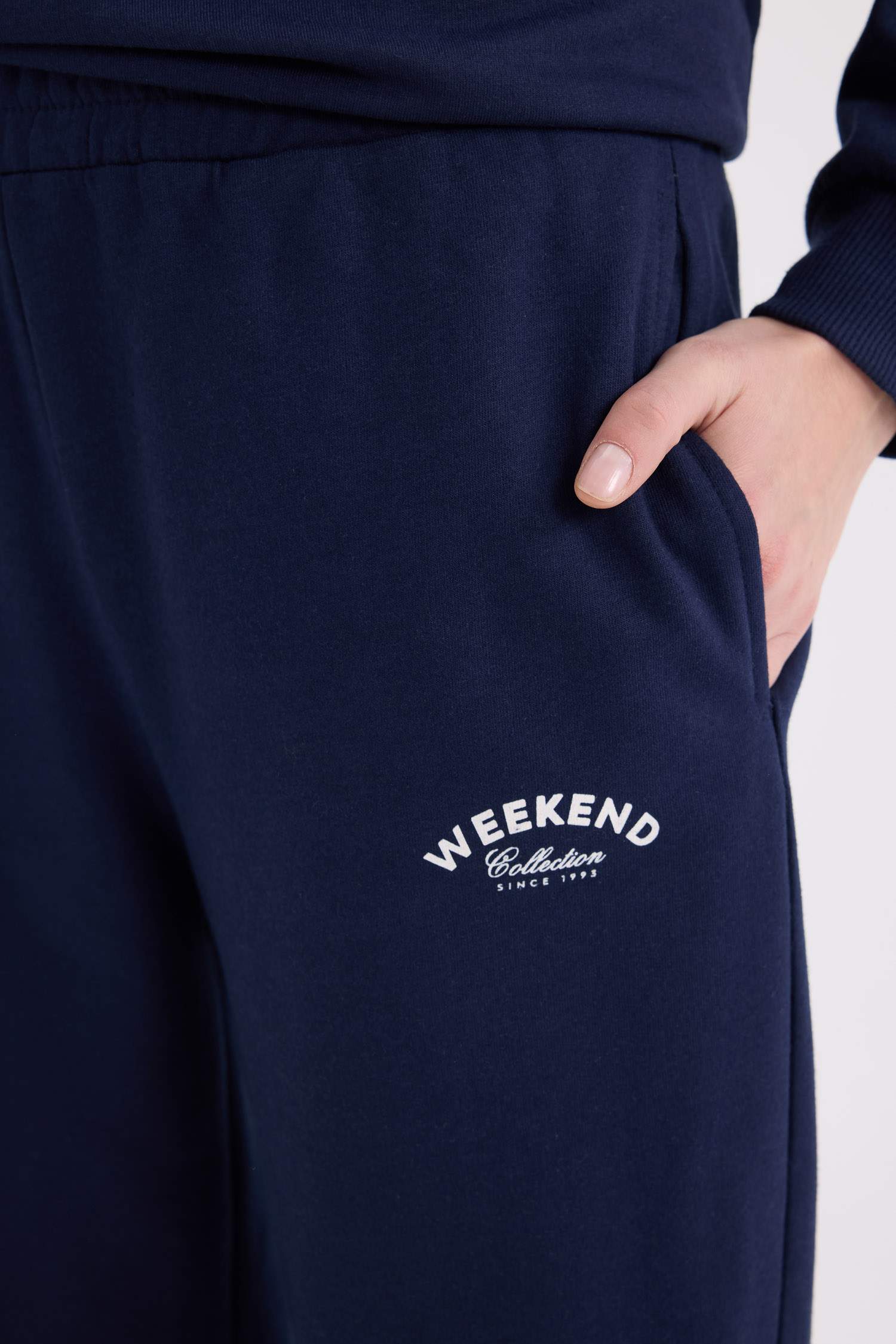 Спортивные штаны с широкими штанинами и эластичной талией