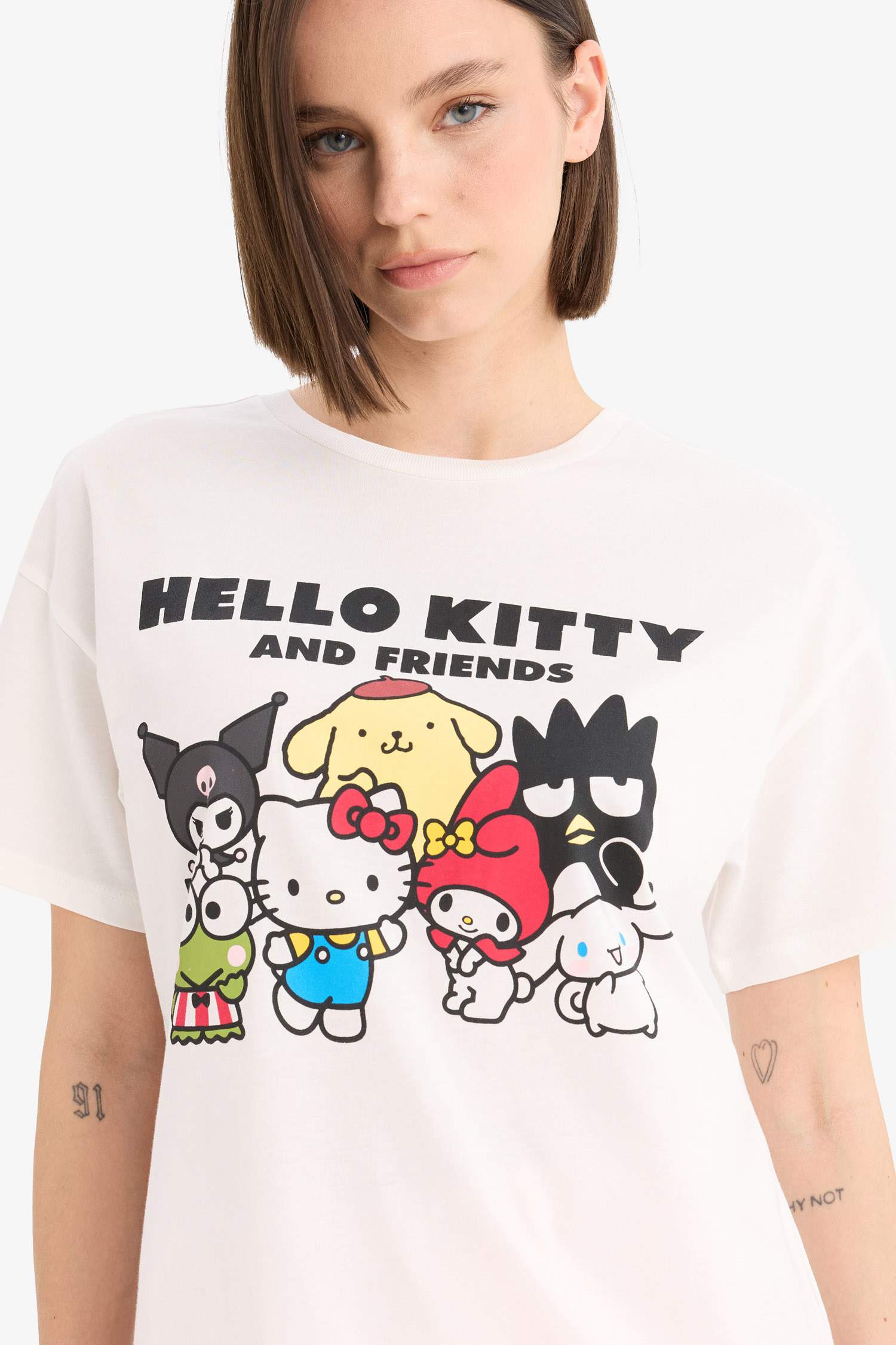 تيشيرت نص ردن بطبعة من الخلف قصة عادية بياخة مستديرة من هيلو كيتي
