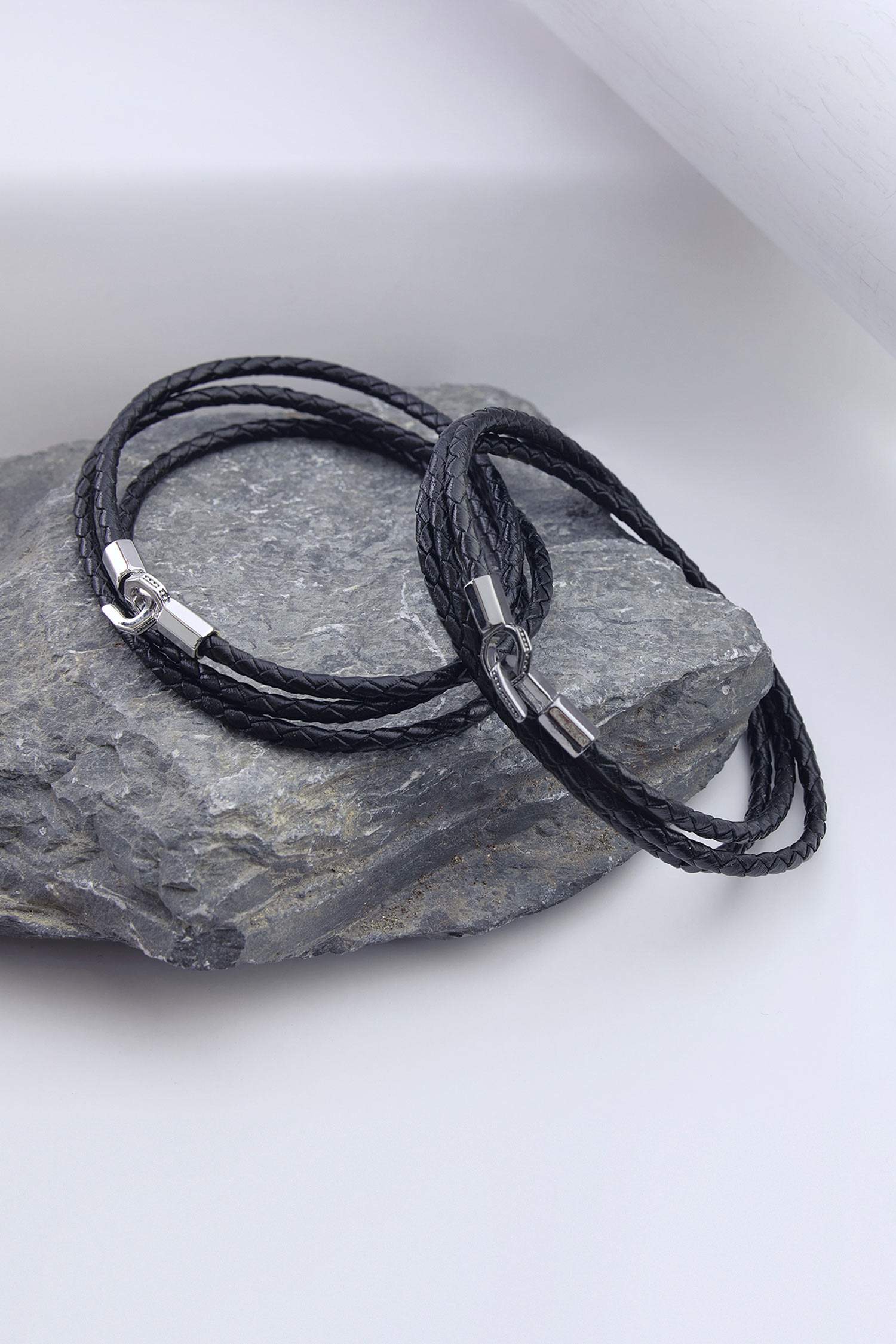 اسورة رجالي فضي من AtolyeWolf x DeFacto