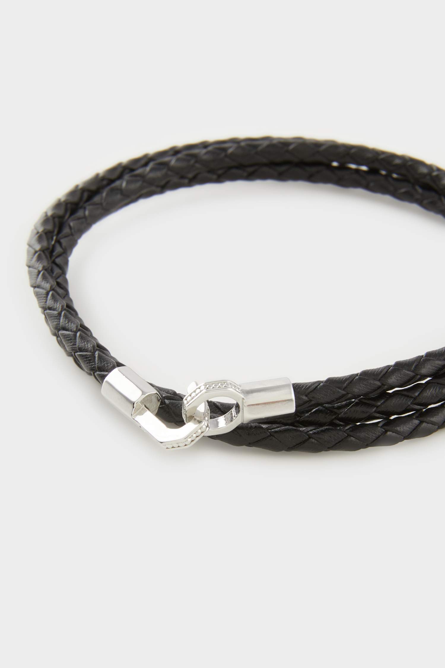 اسورة رجالي فضي من AtolyeWolf x DeFacto